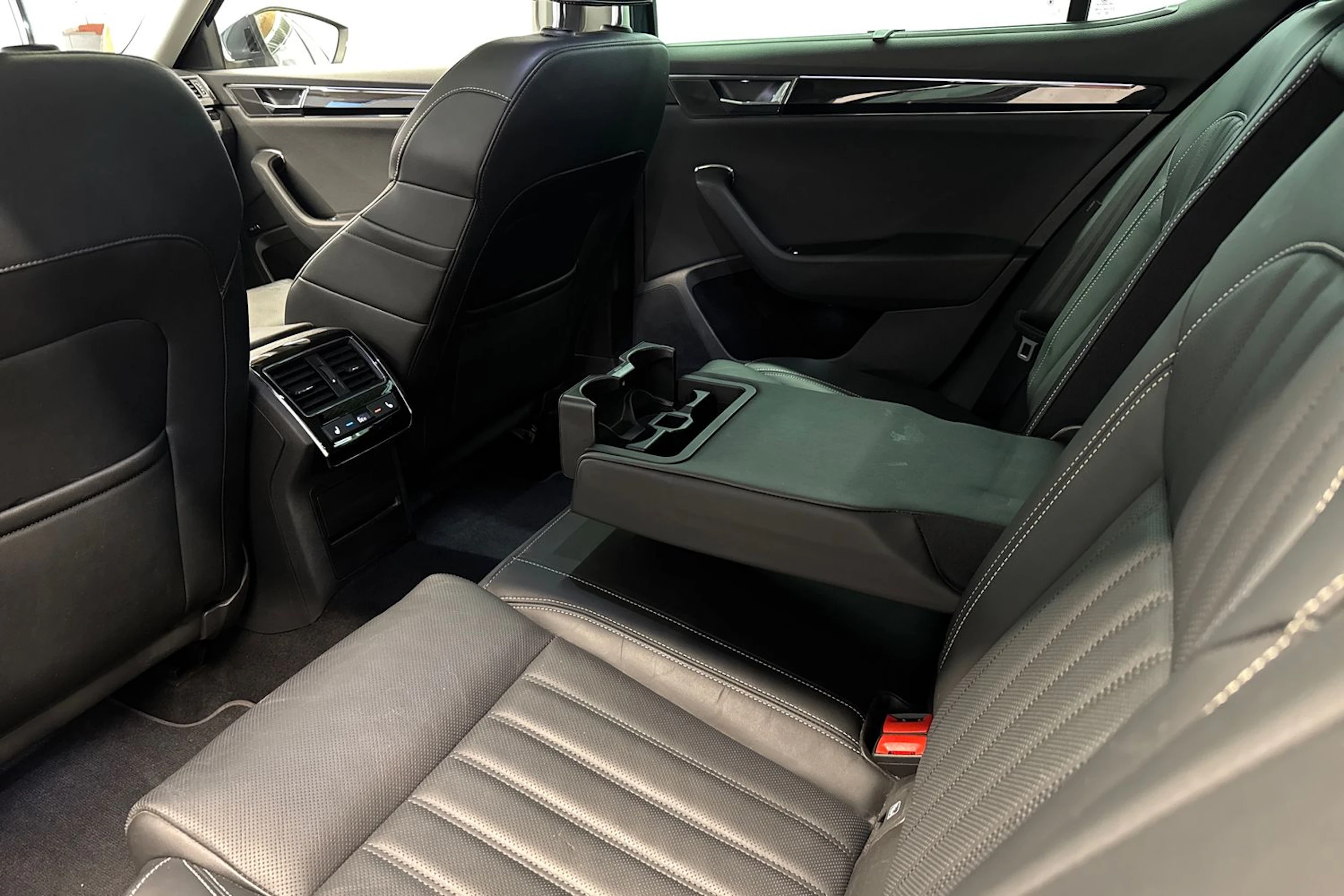 harmaa Skoda Superb 2021 kuva 21.