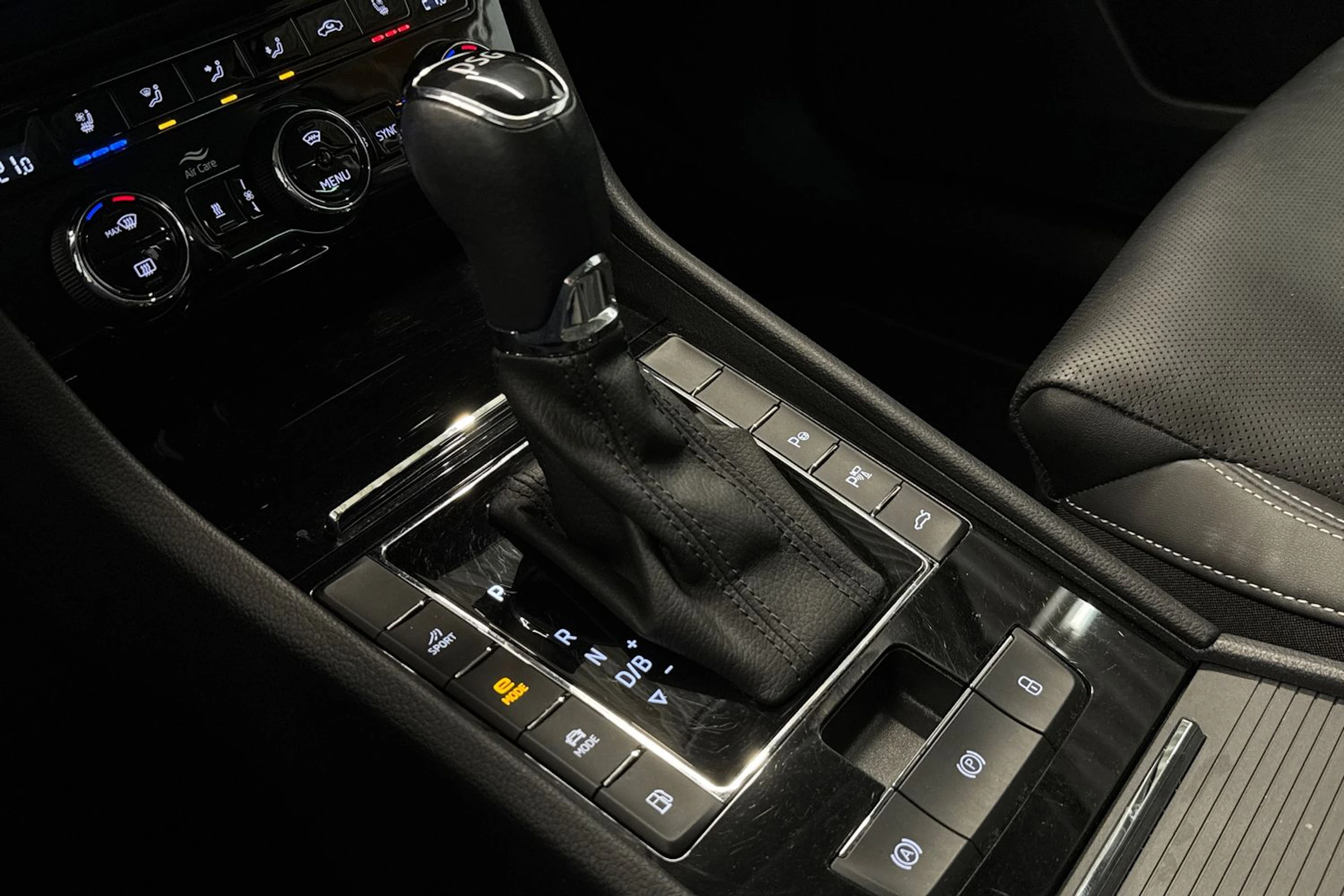 harmaa Skoda Superb 2021 kuva 28.