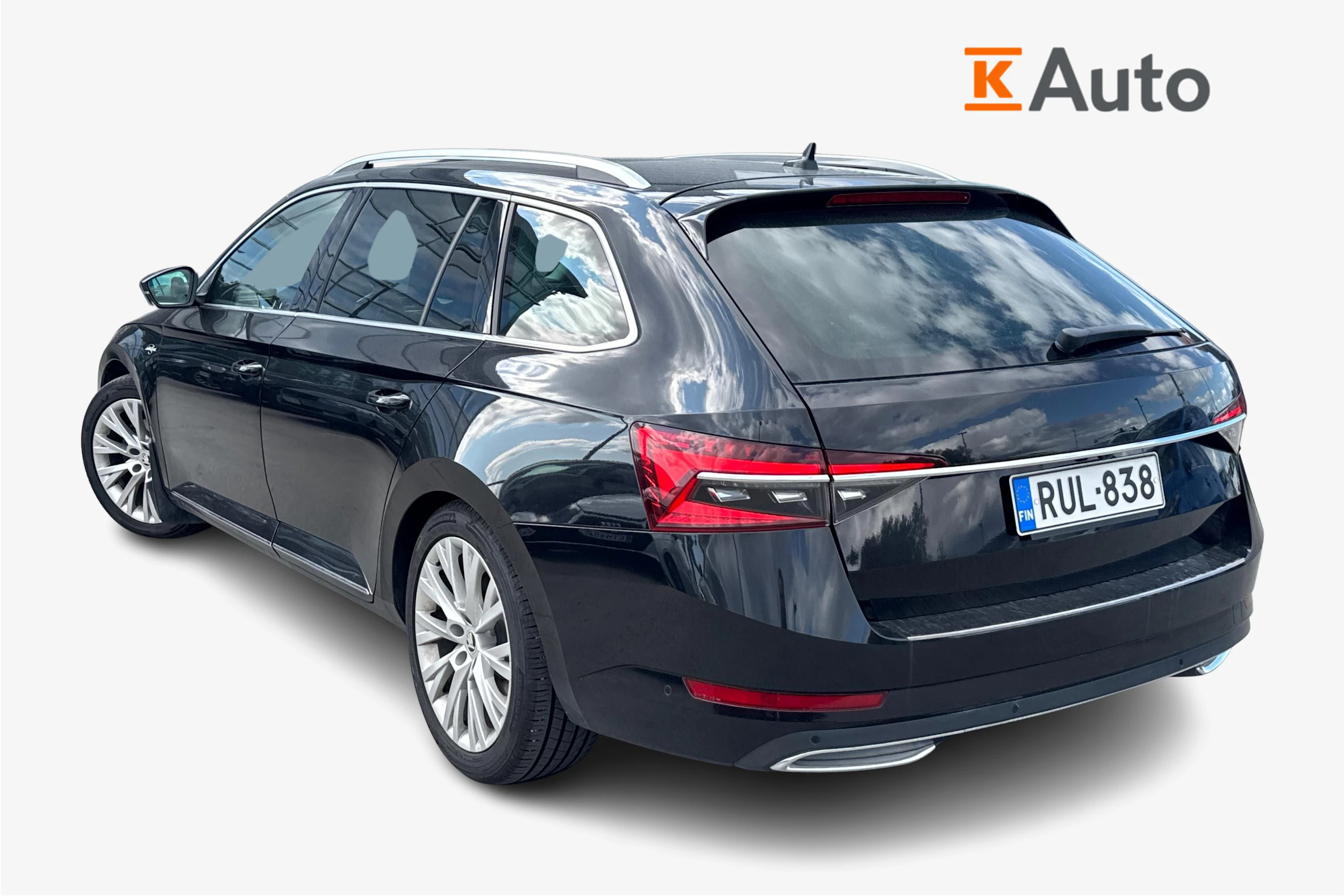musta Skoda Superb 2021 kuva 2.