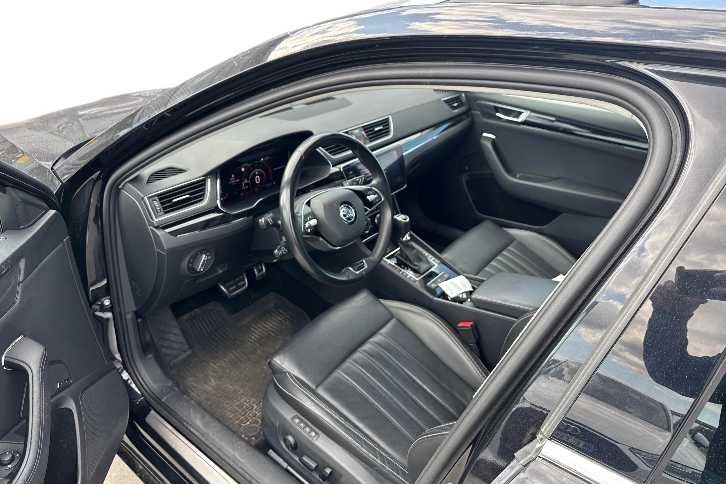 musta Skoda Superb 2021 kuva 3.