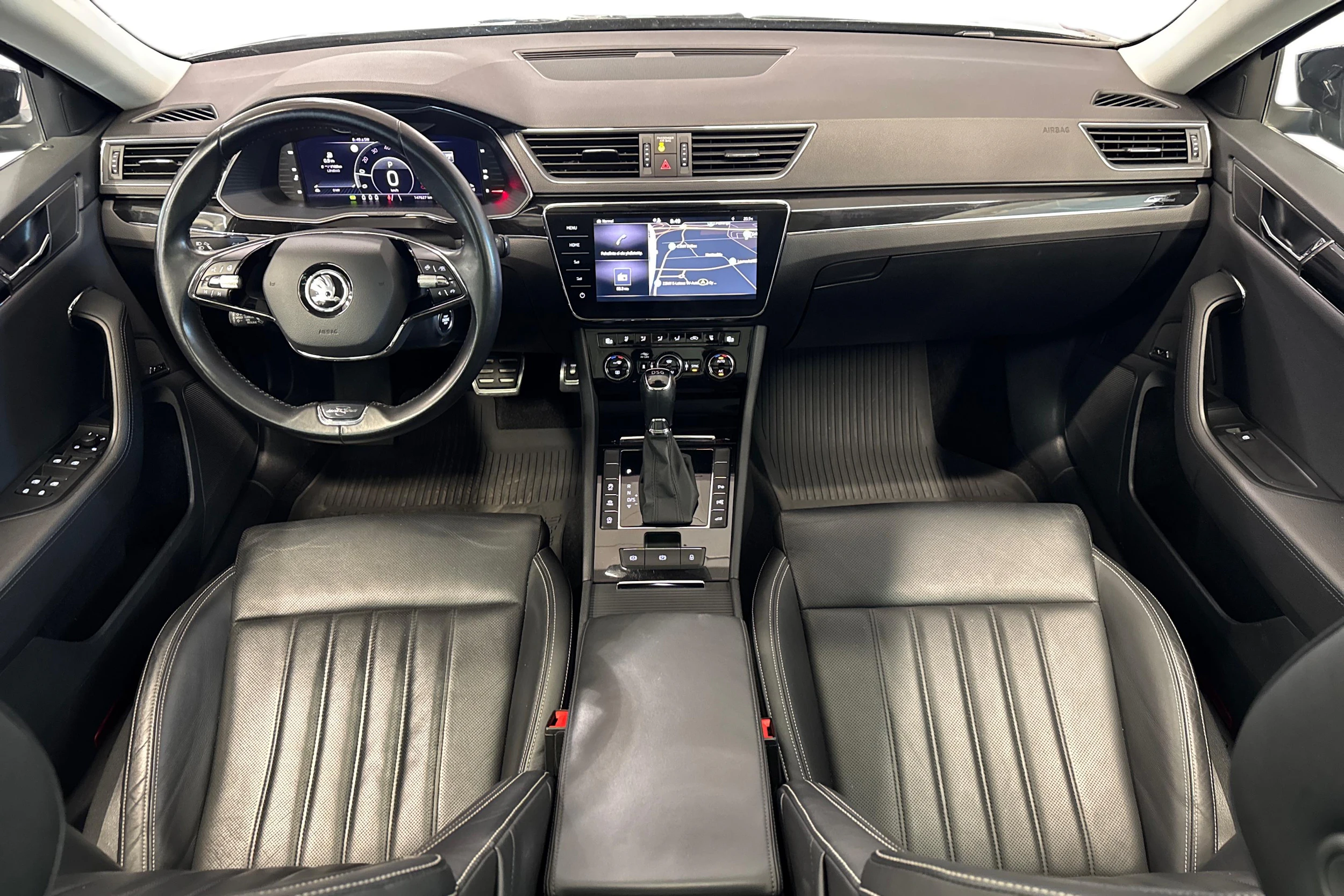 musta Skoda Superb 2021 kuva 6.