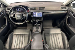 musta Skoda Superb 2021 kuva 6.