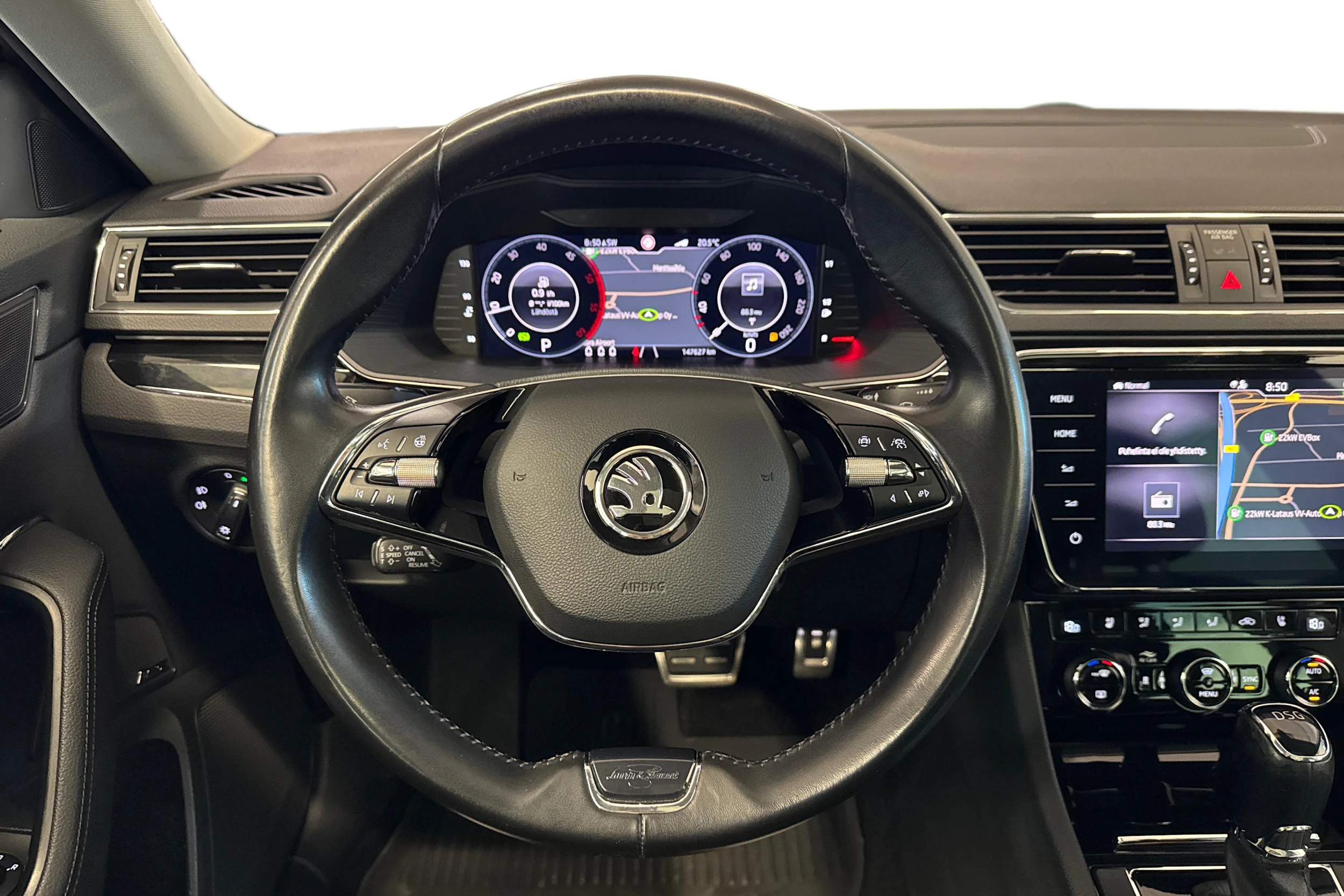 musta Skoda Superb 2021 kuva 7.
