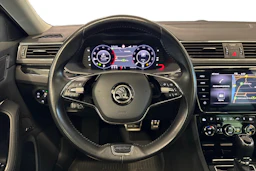 musta Skoda Superb 2021 kuva 7.
