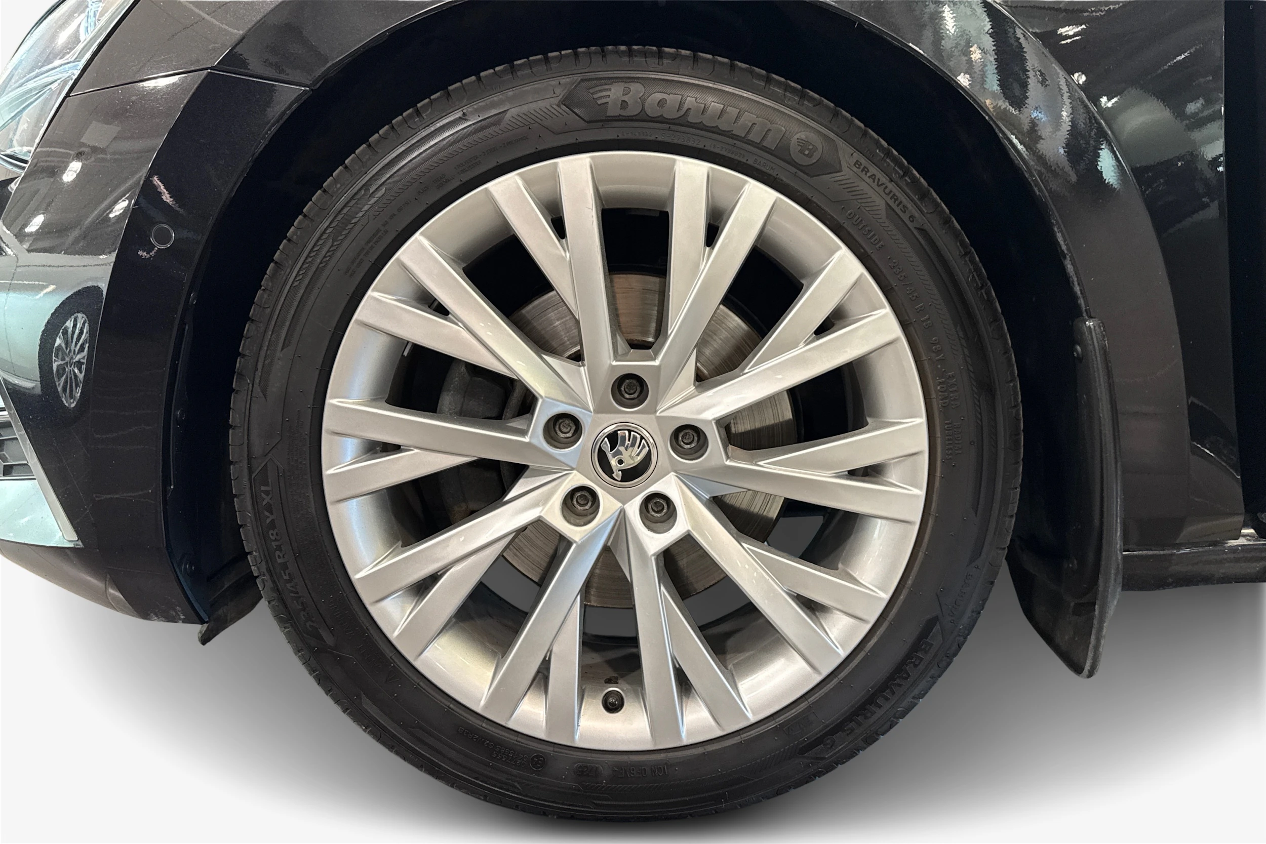 musta Skoda Superb 2021 kuva 9.