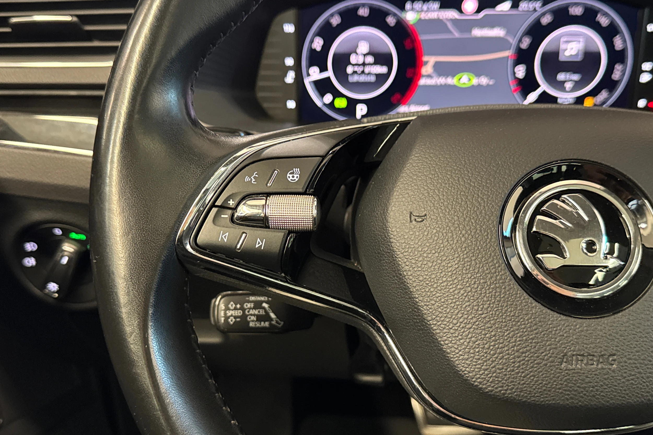 musta Skoda Superb 2021 kuva 12.
