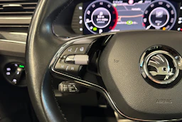 musta Skoda Superb 2021 kuva 12.
