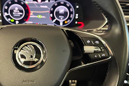 musta Skoda Superb 2021 kuva 13.