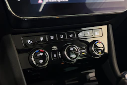 musta Skoda Superb 2021 kuva 16.