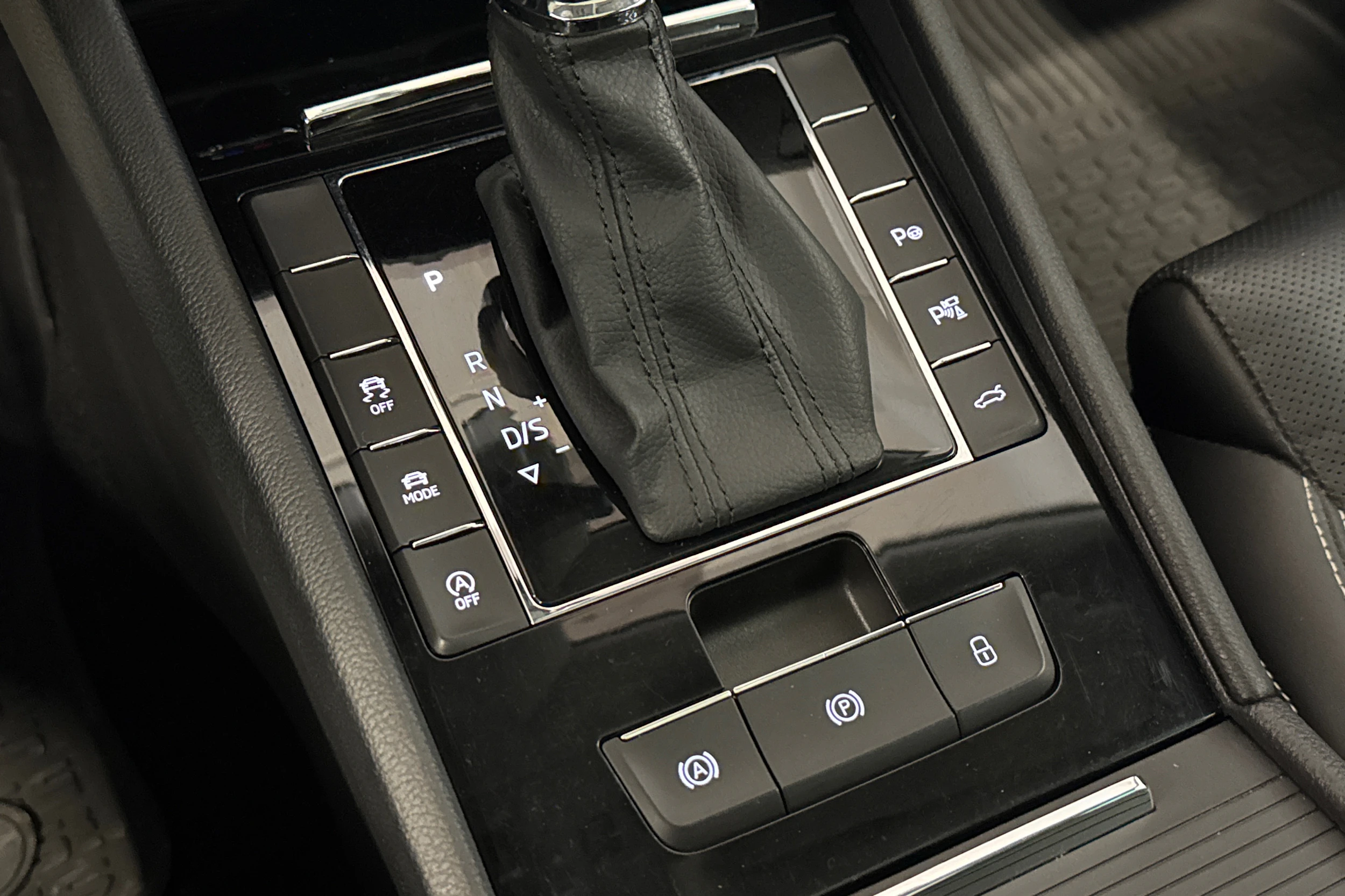 musta Skoda Superb 2021 kuva 17.