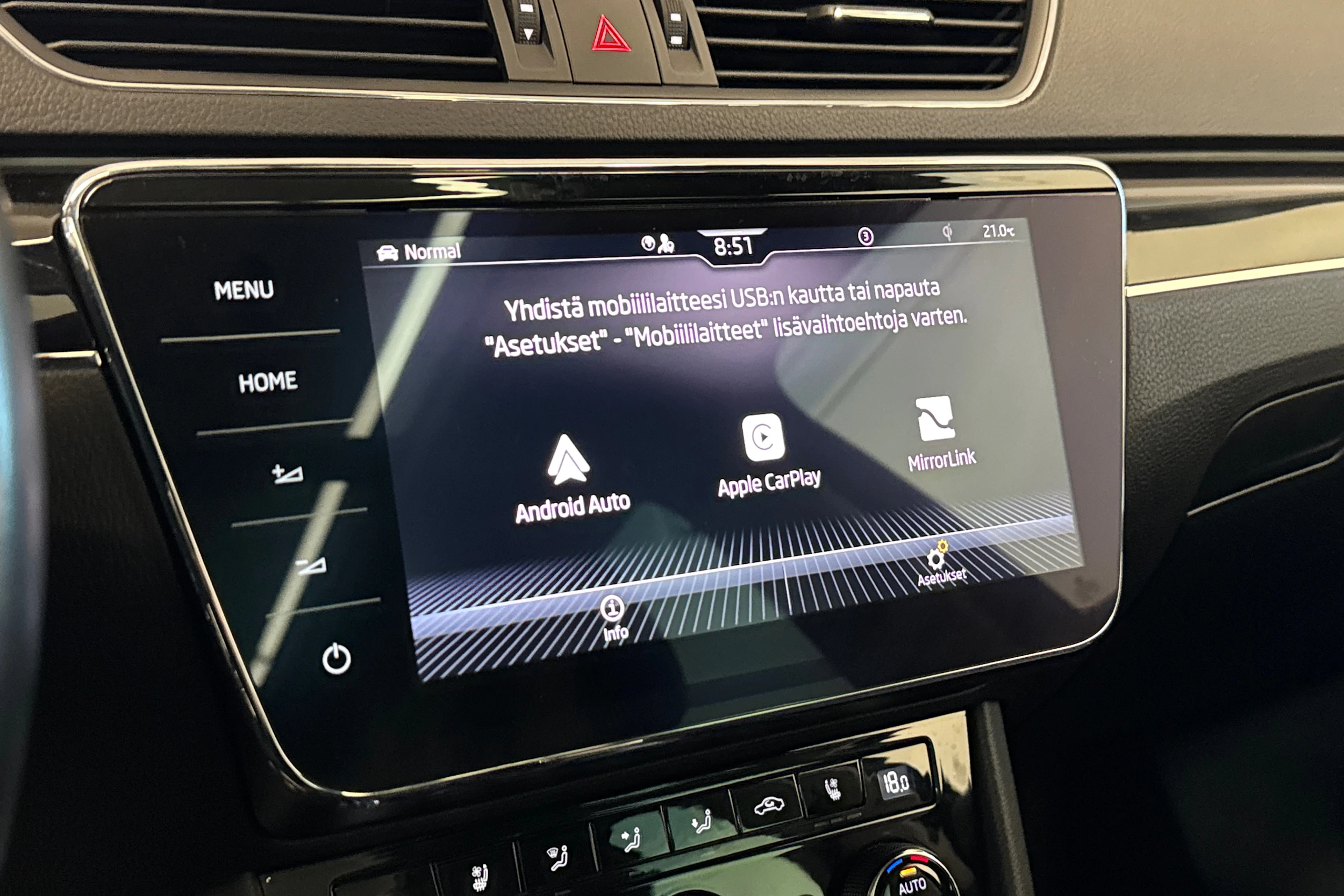 musta Skoda Superb 2021 kuva 18.