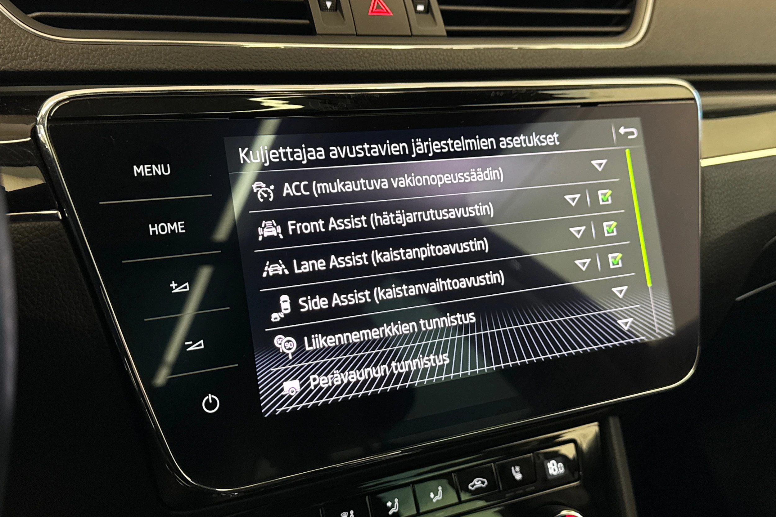 musta Skoda Superb 2021 kuva 19.
