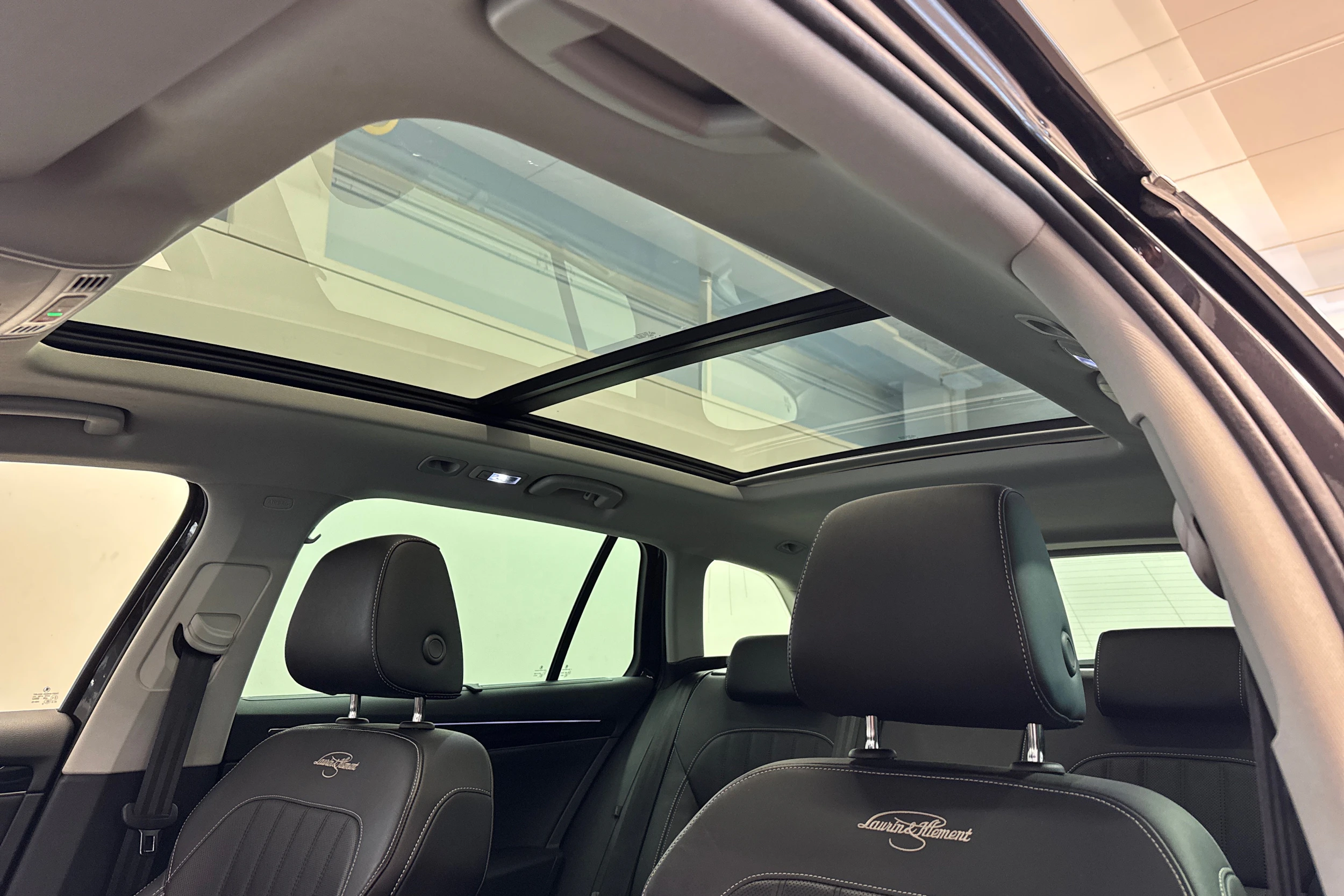 musta Skoda Superb 2021 kuva 23.