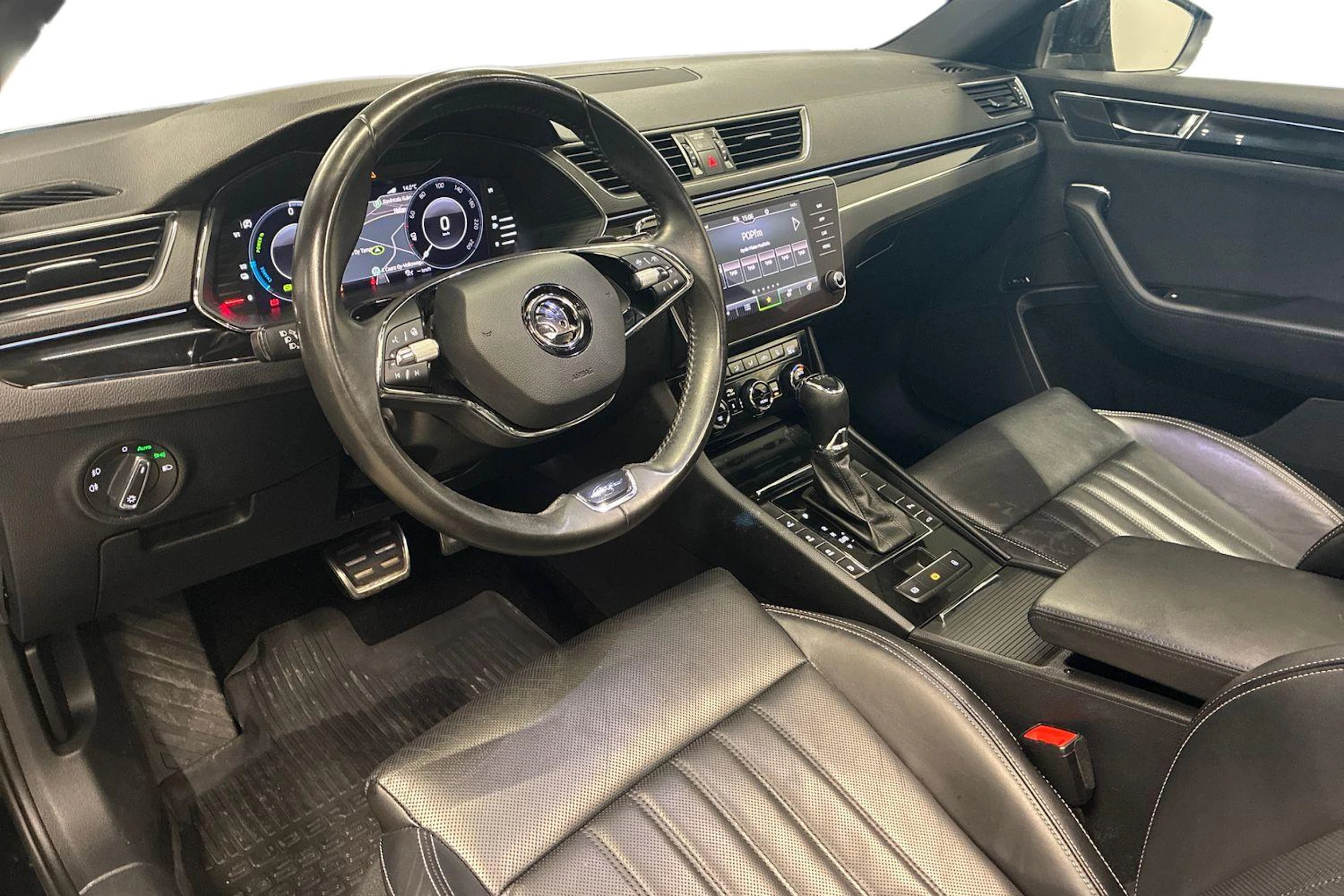 Musta Skoda Superb 2021 kuva 8.