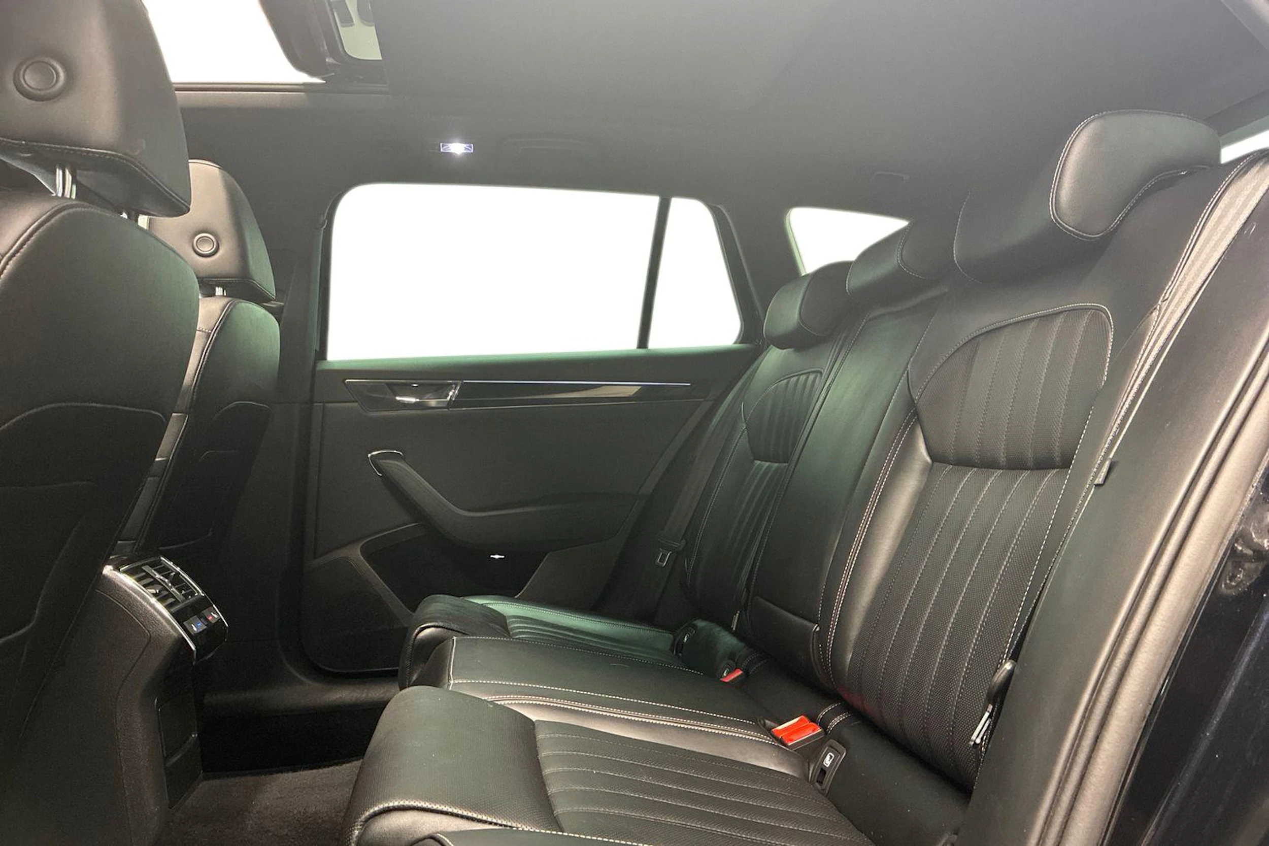 Musta Skoda Superb 2021 kuva 11.