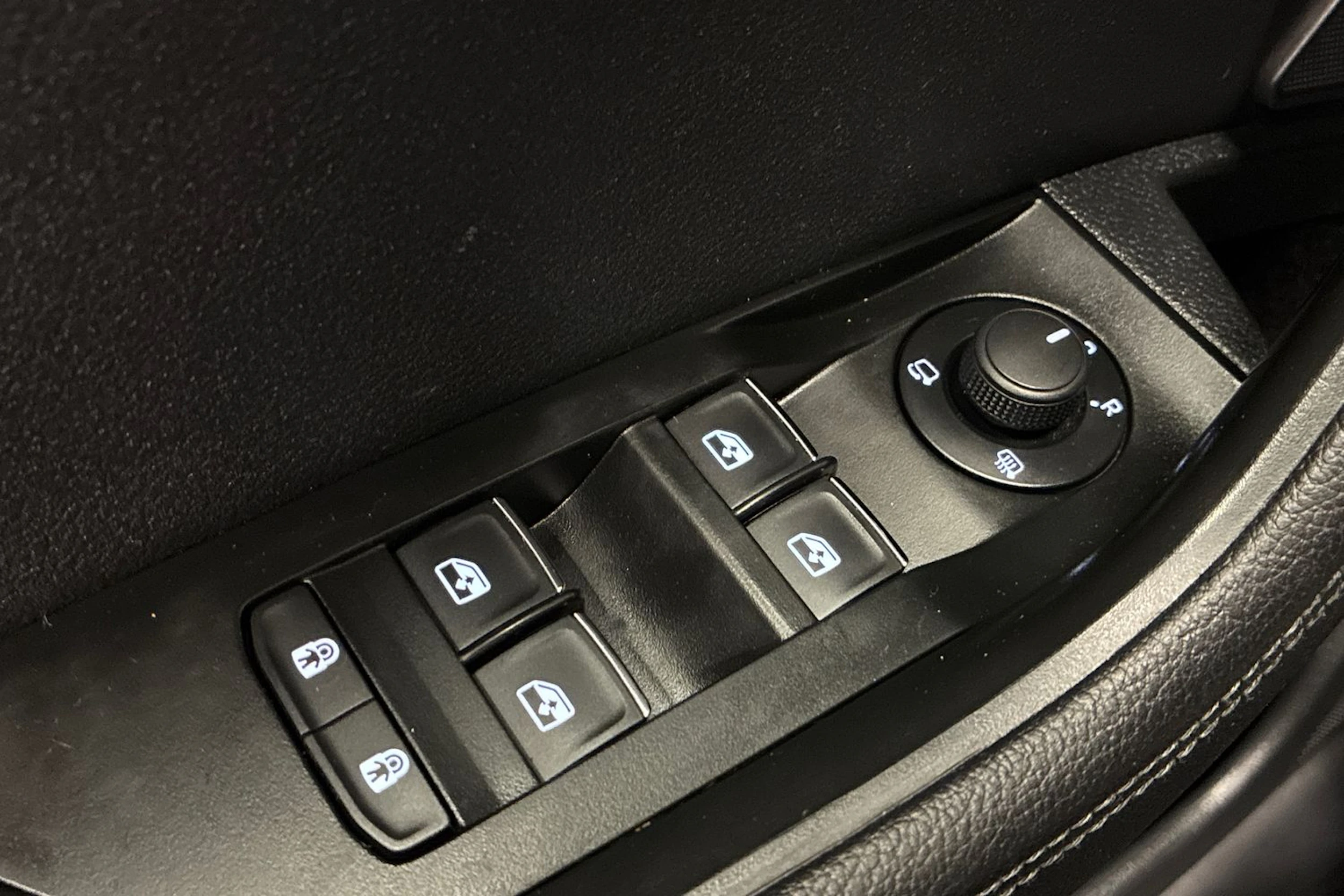 Musta Skoda Superb 2021 kuva 20.