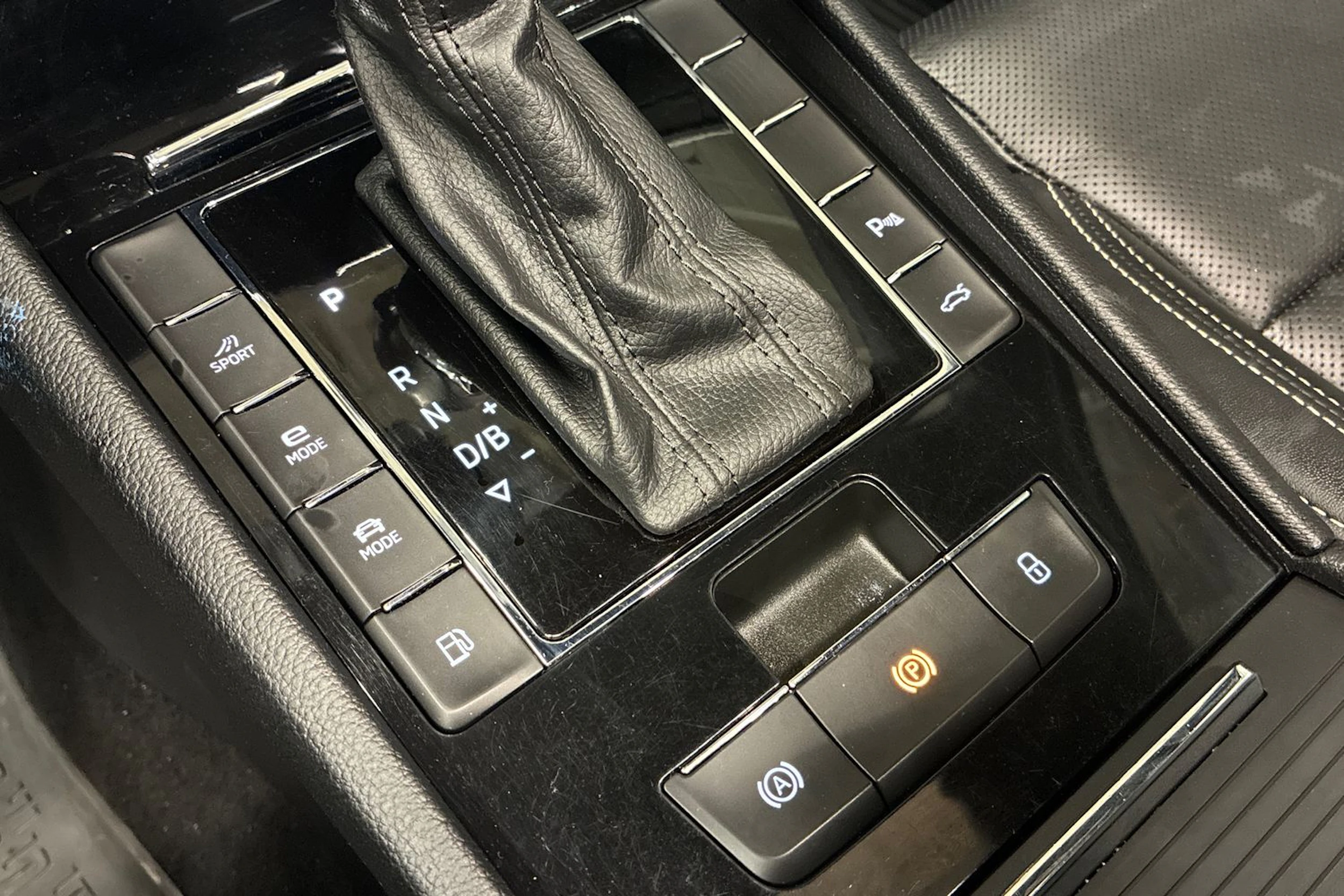 Musta Skoda Superb 2021 kuva 21.