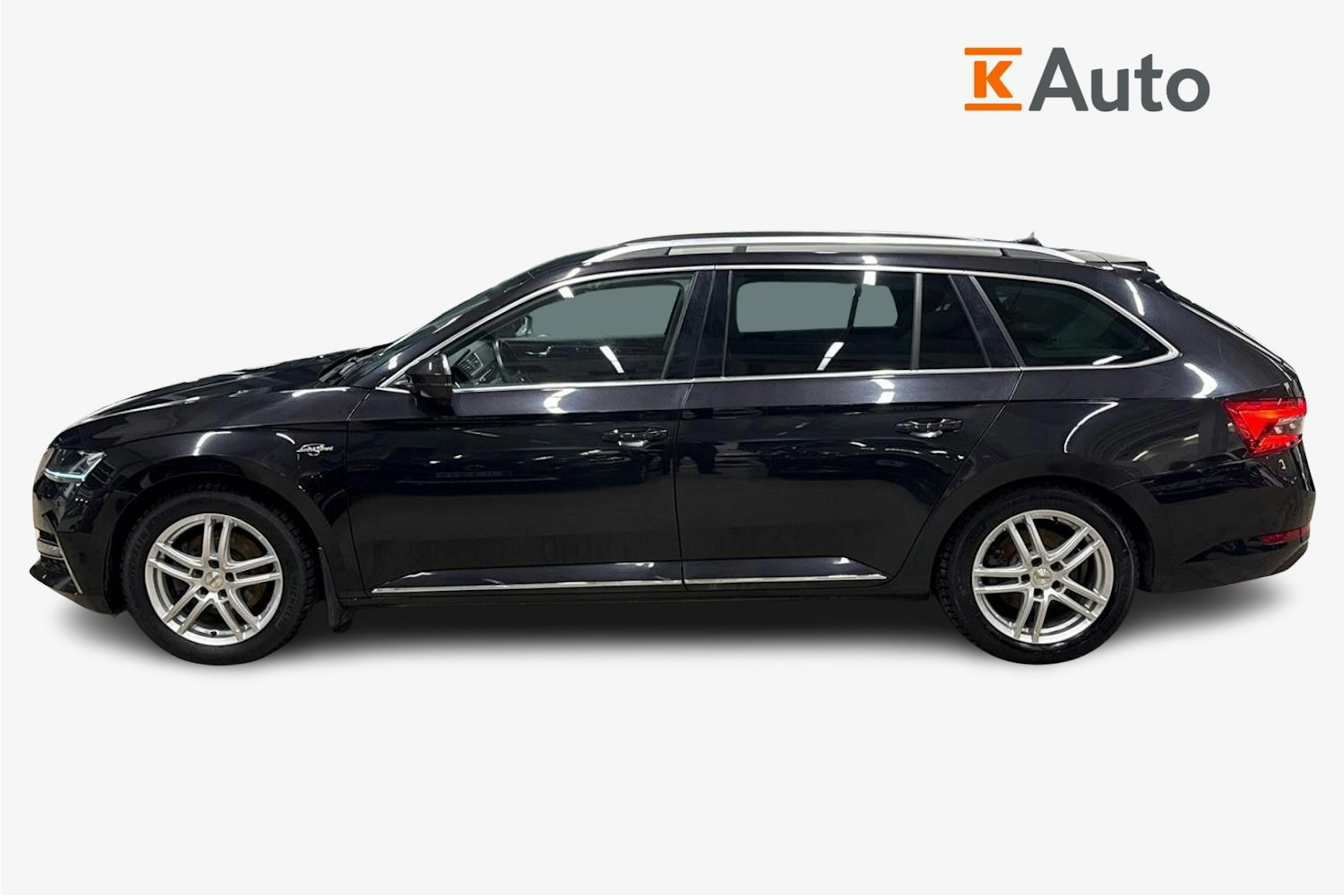 Musta Skoda Superb 2021 kuva 6.