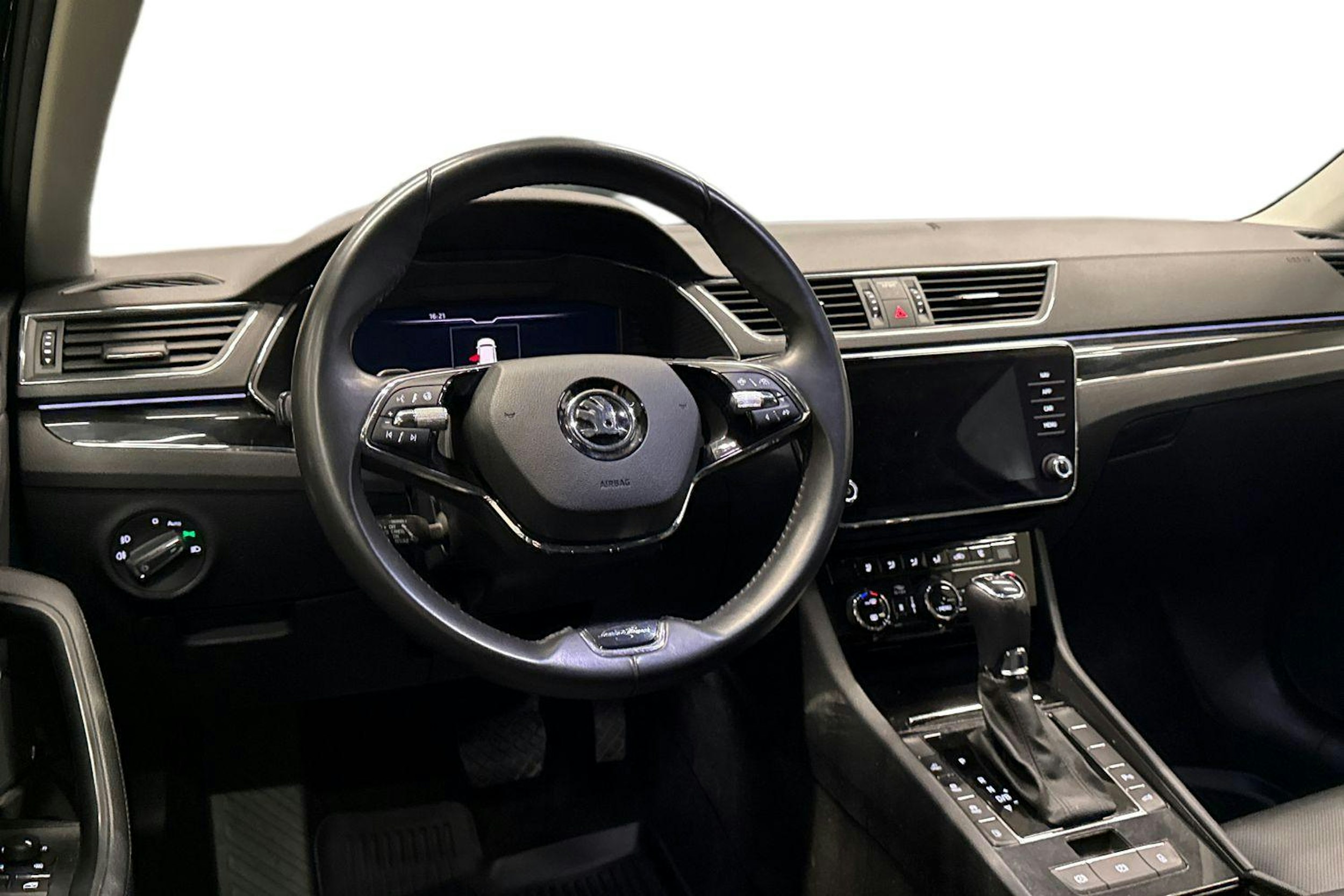 Musta Skoda Superb 2021 kuva 7.
