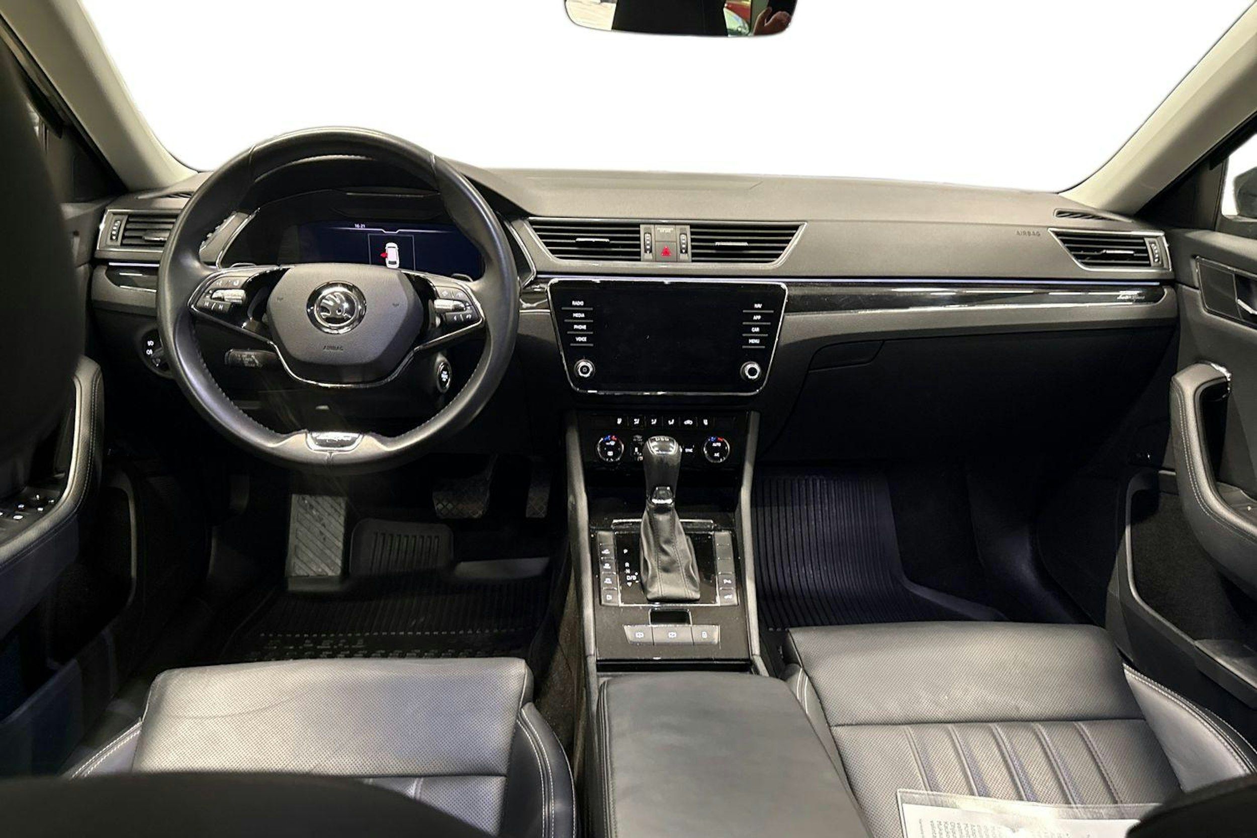 Musta Skoda Superb 2021 kuva 9.