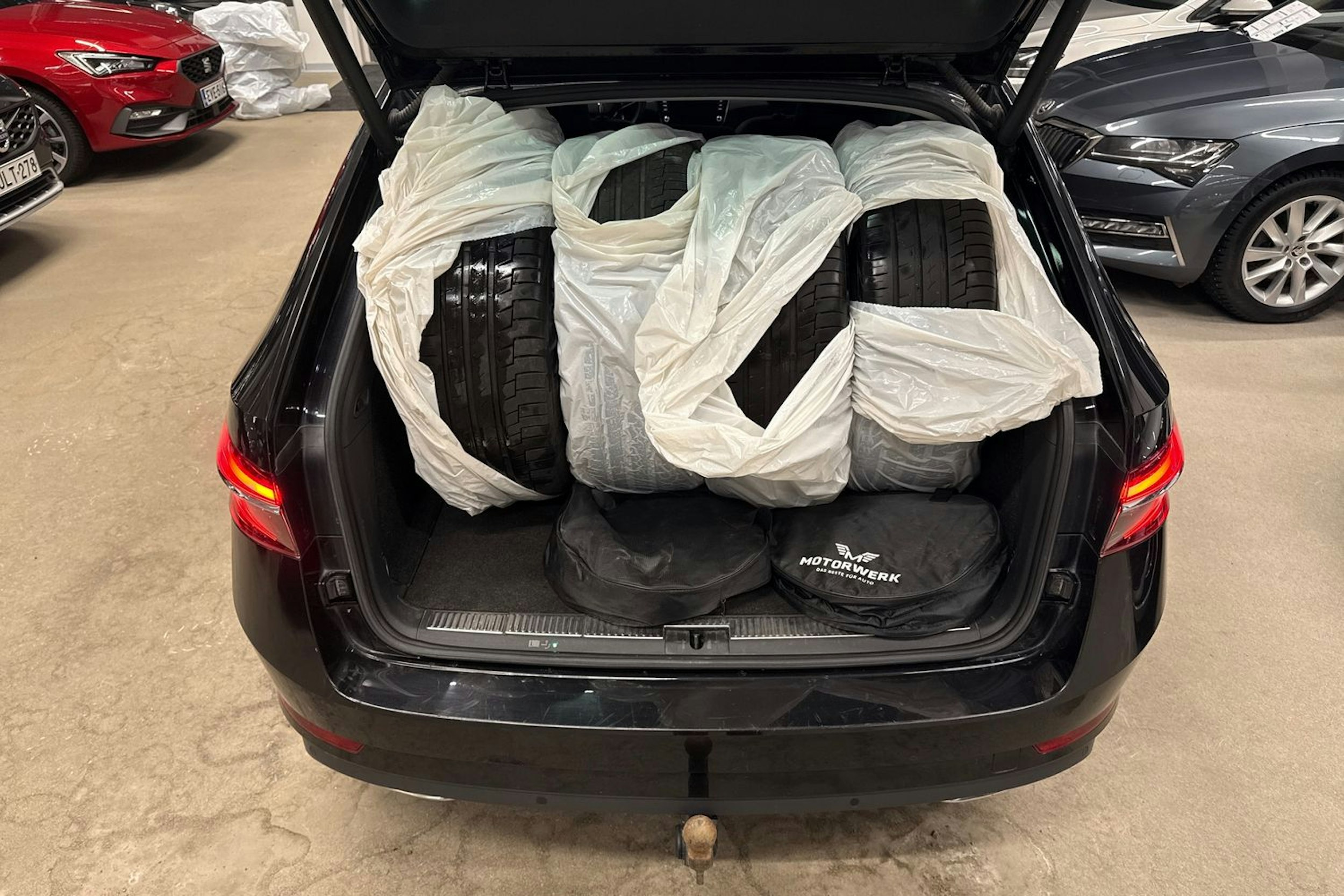 Musta Skoda Superb 2021 kuva 18.