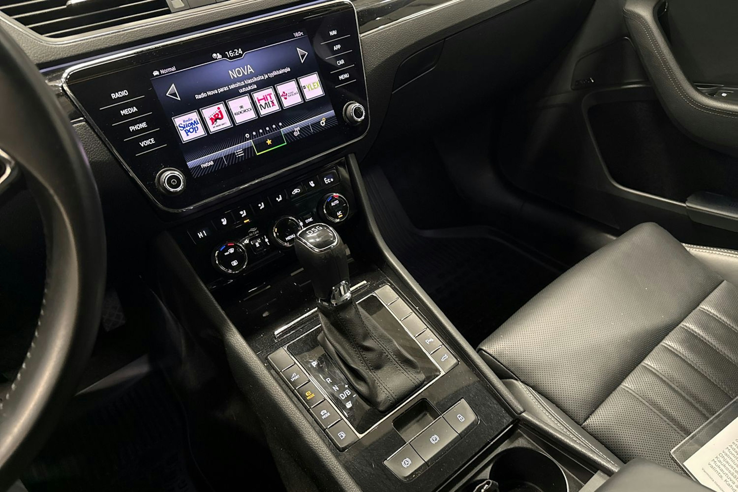 Musta Skoda Superb 2021 kuva 27.