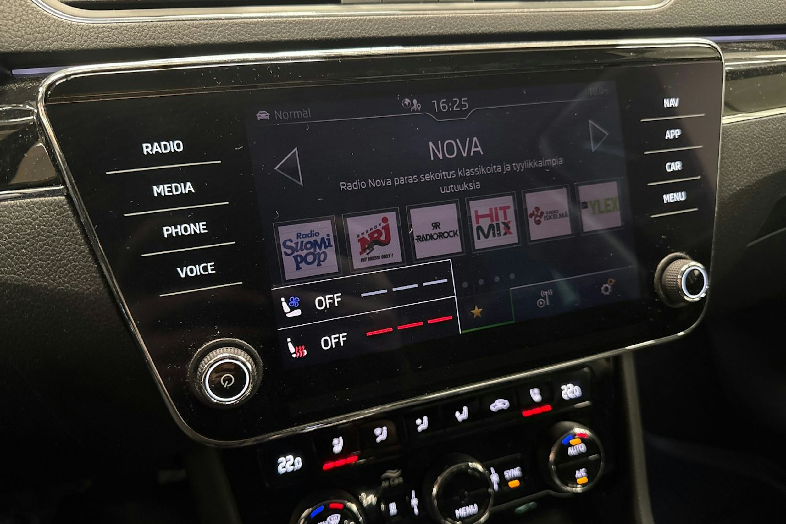 Musta Skoda Superb 2021 kuva 30.