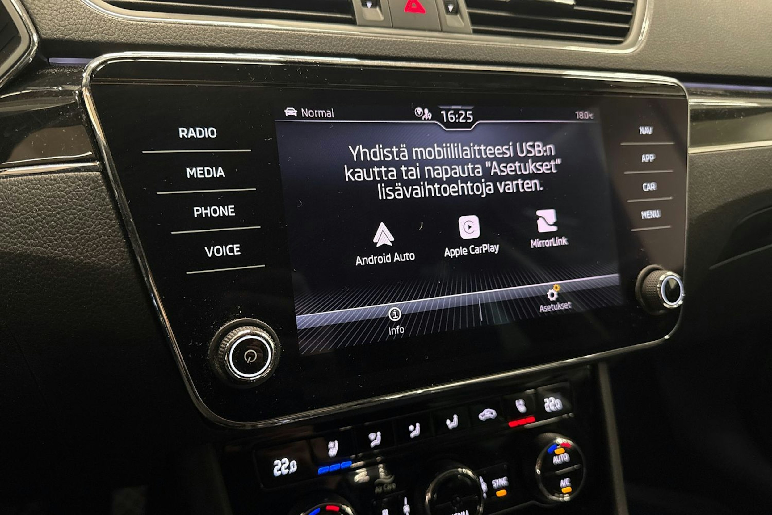 Musta Skoda Superb 2021 kuva 32.