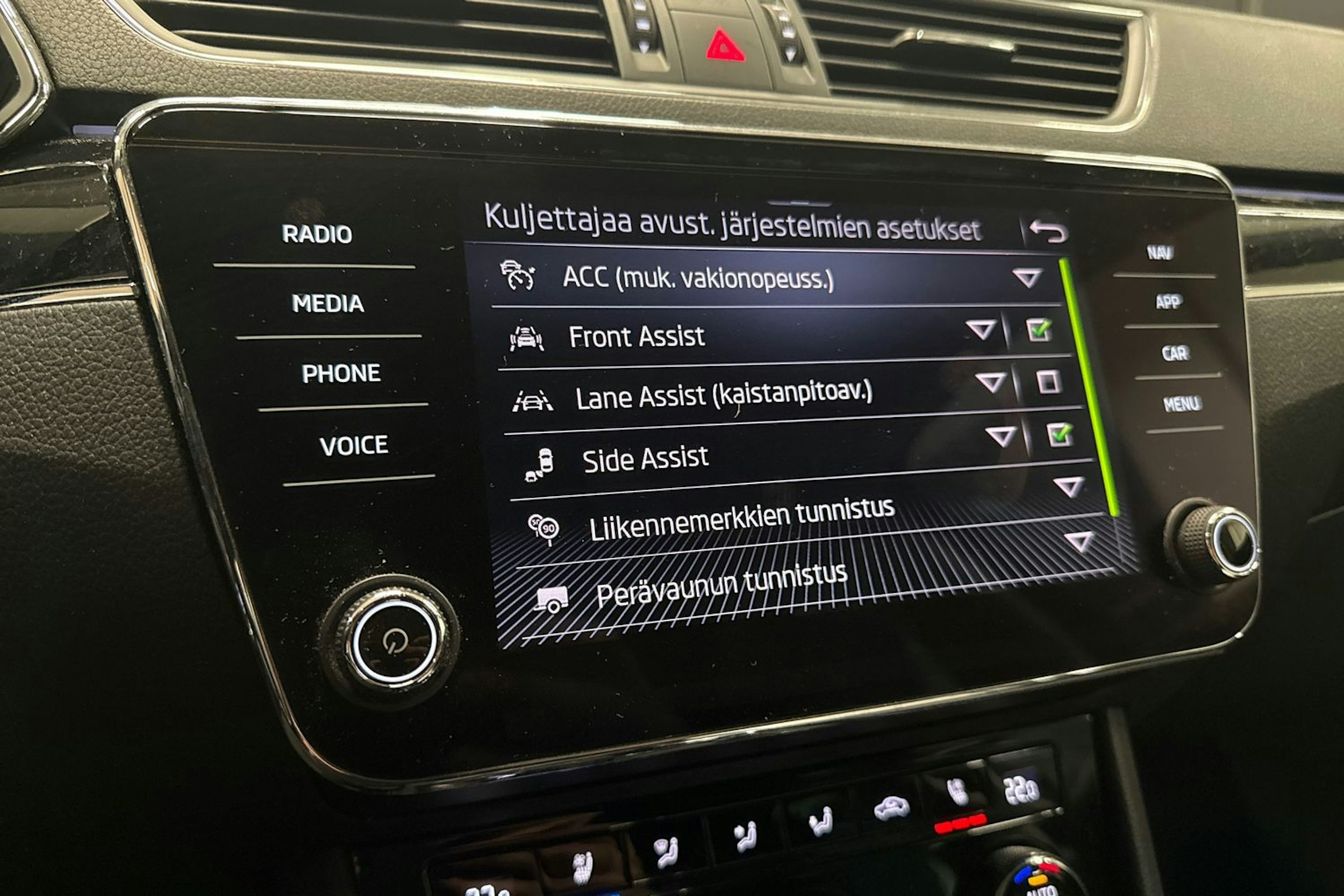 Musta Skoda Superb 2021 kuva 36.