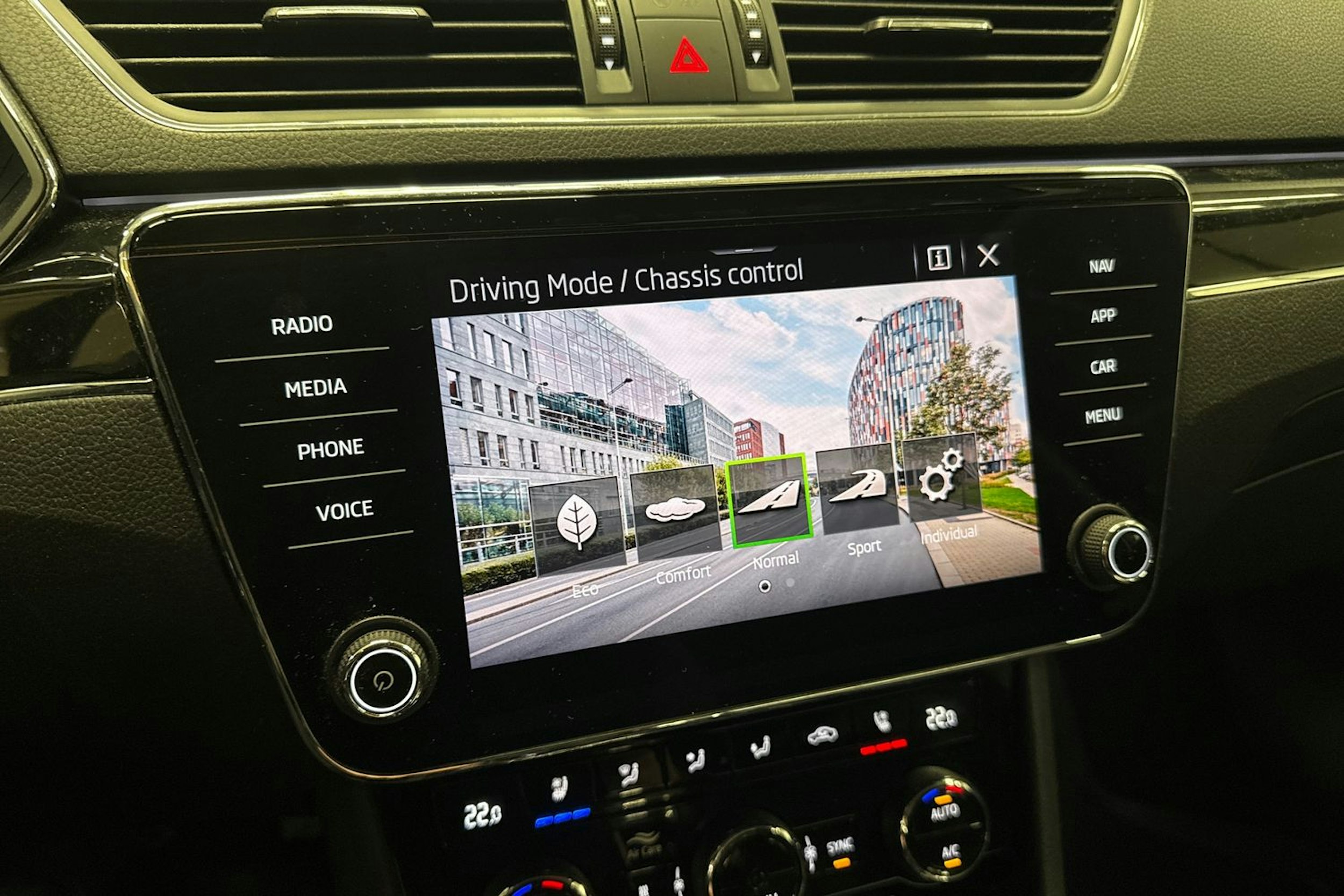 Musta Skoda Superb 2021 kuva 38.