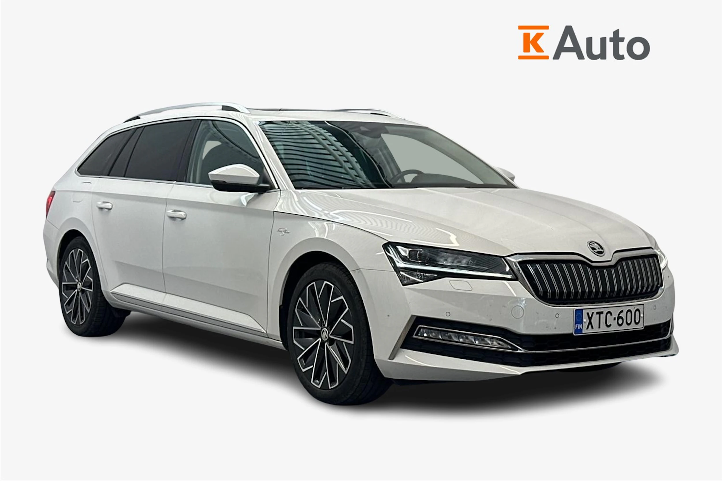 valkoinen Skoda Superb 2021 kuva 1.