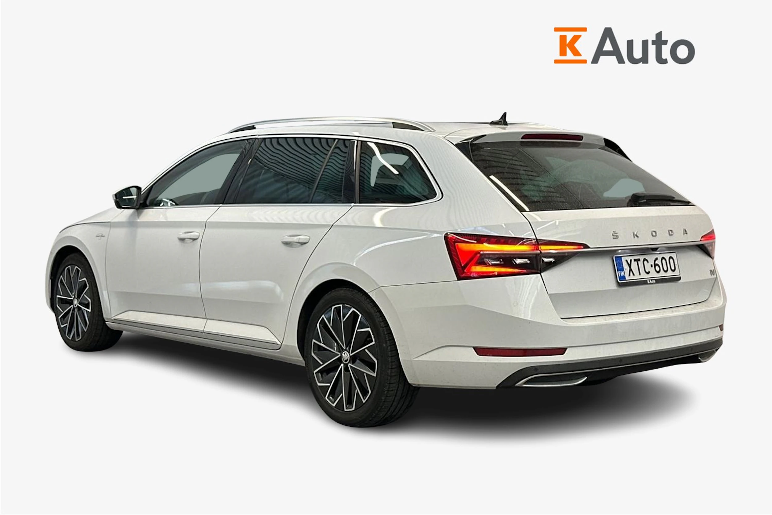 valkoinen Skoda Superb 2021 kuva 2.