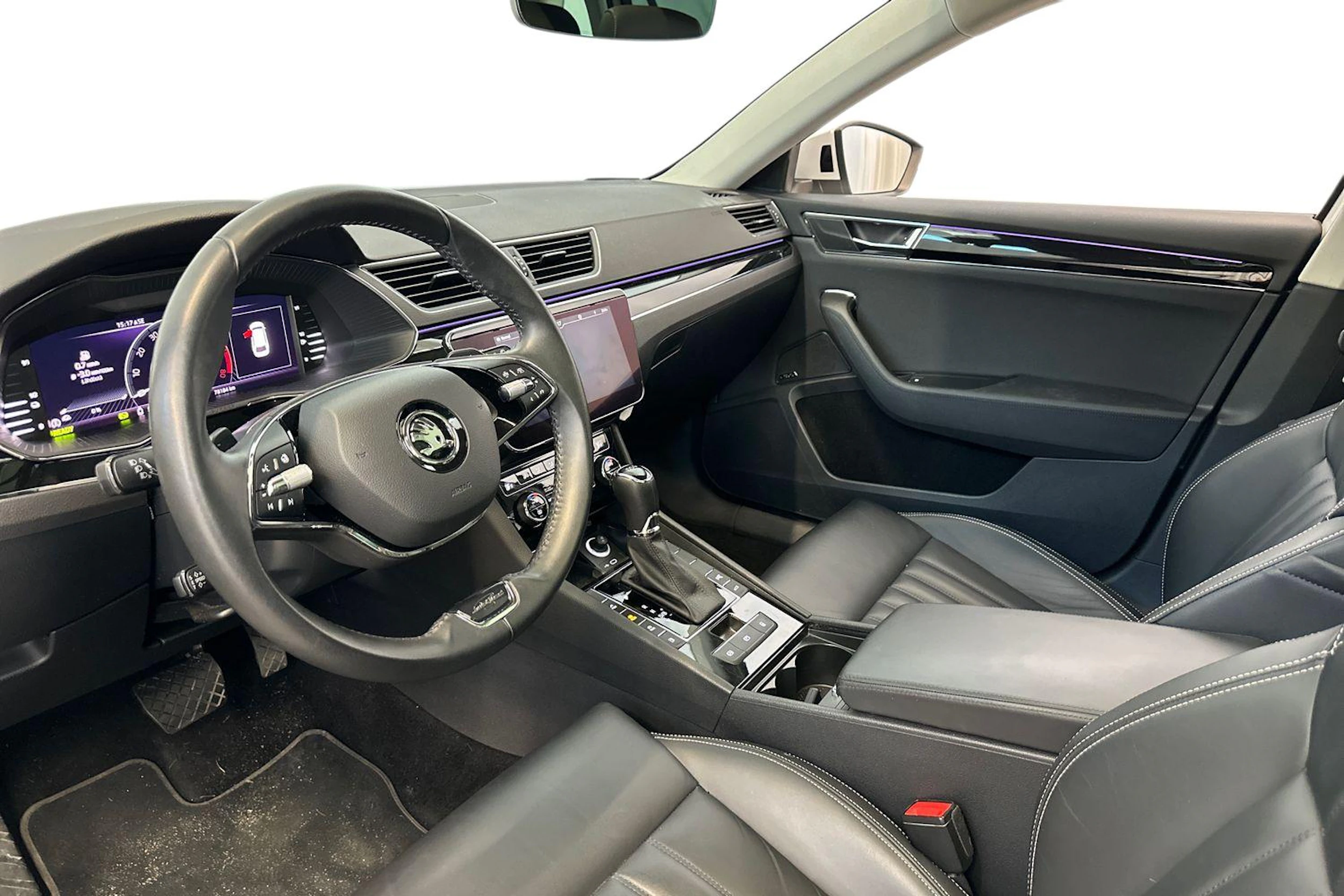 valkoinen Skoda Superb 2021 kuva 3.