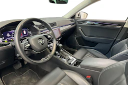 valkoinen Skoda Superb 2021 kuva 3.