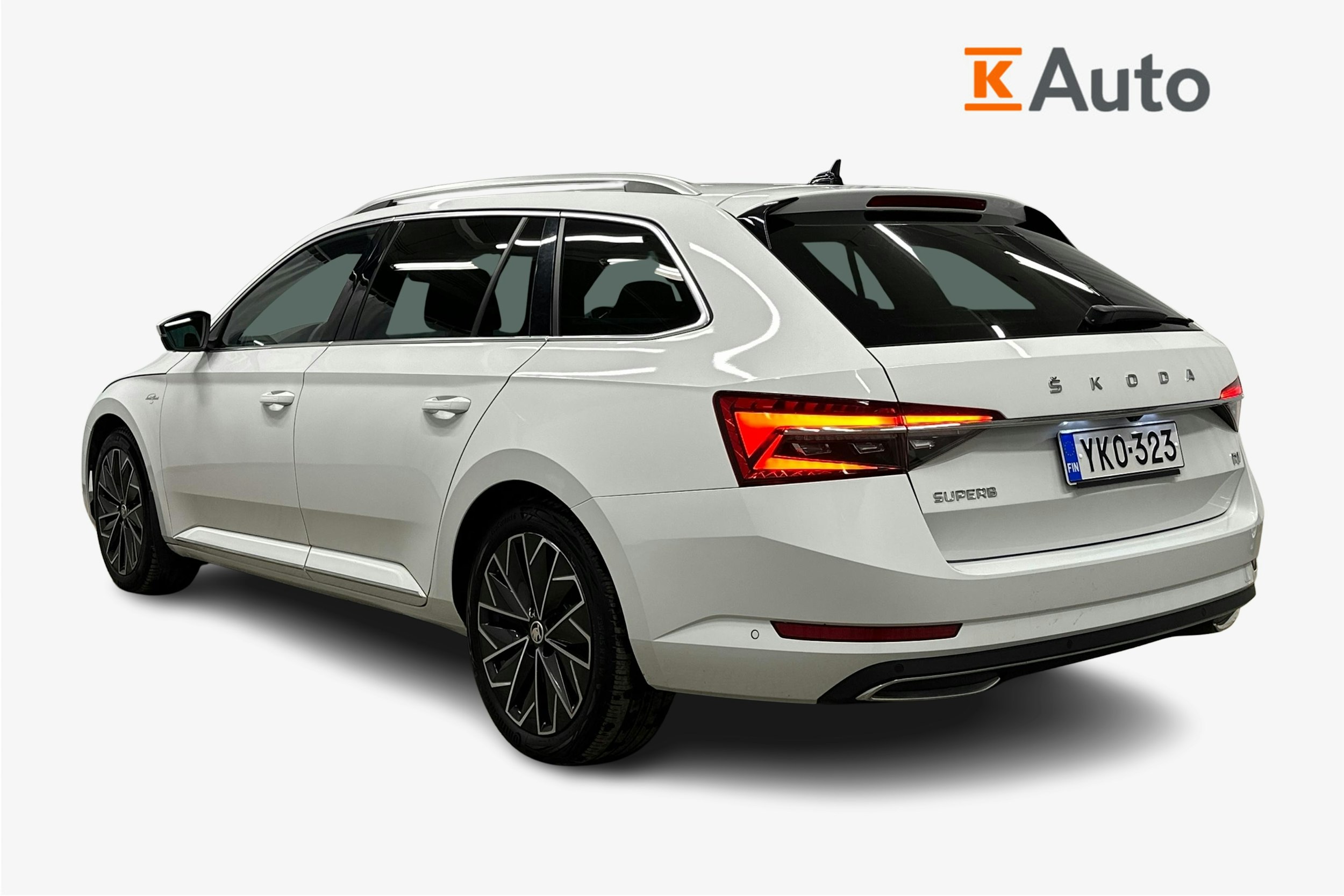 valkoinen Skoda Superb 2021 kuva 2.