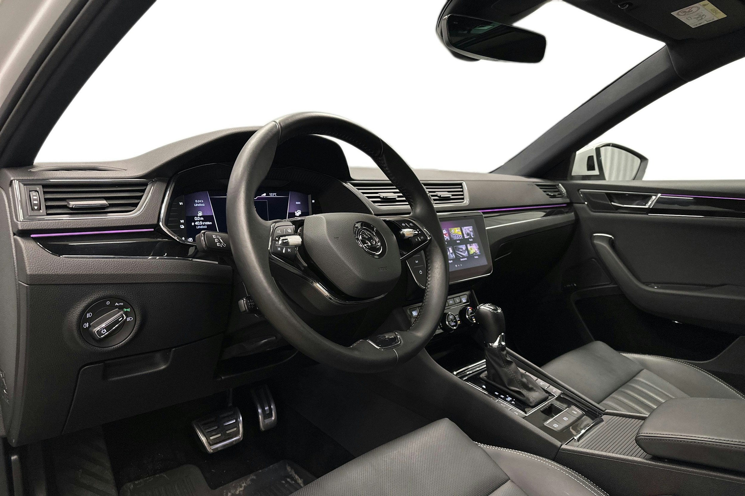 valkoinen Skoda Superb 2021 kuva 6.