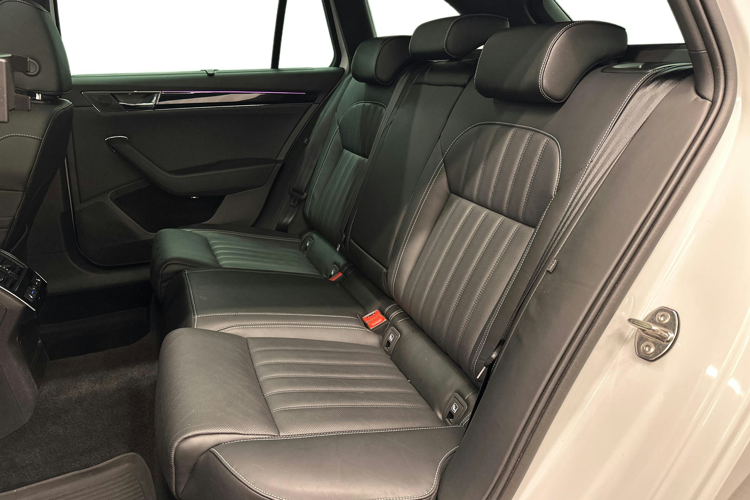 valkoinen Skoda Superb 2021 kuva 8.