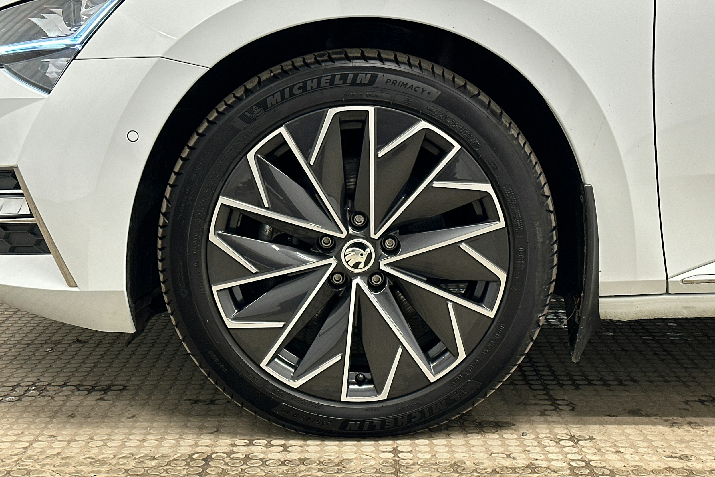 valkoinen Skoda Superb 2021 kuva 9.