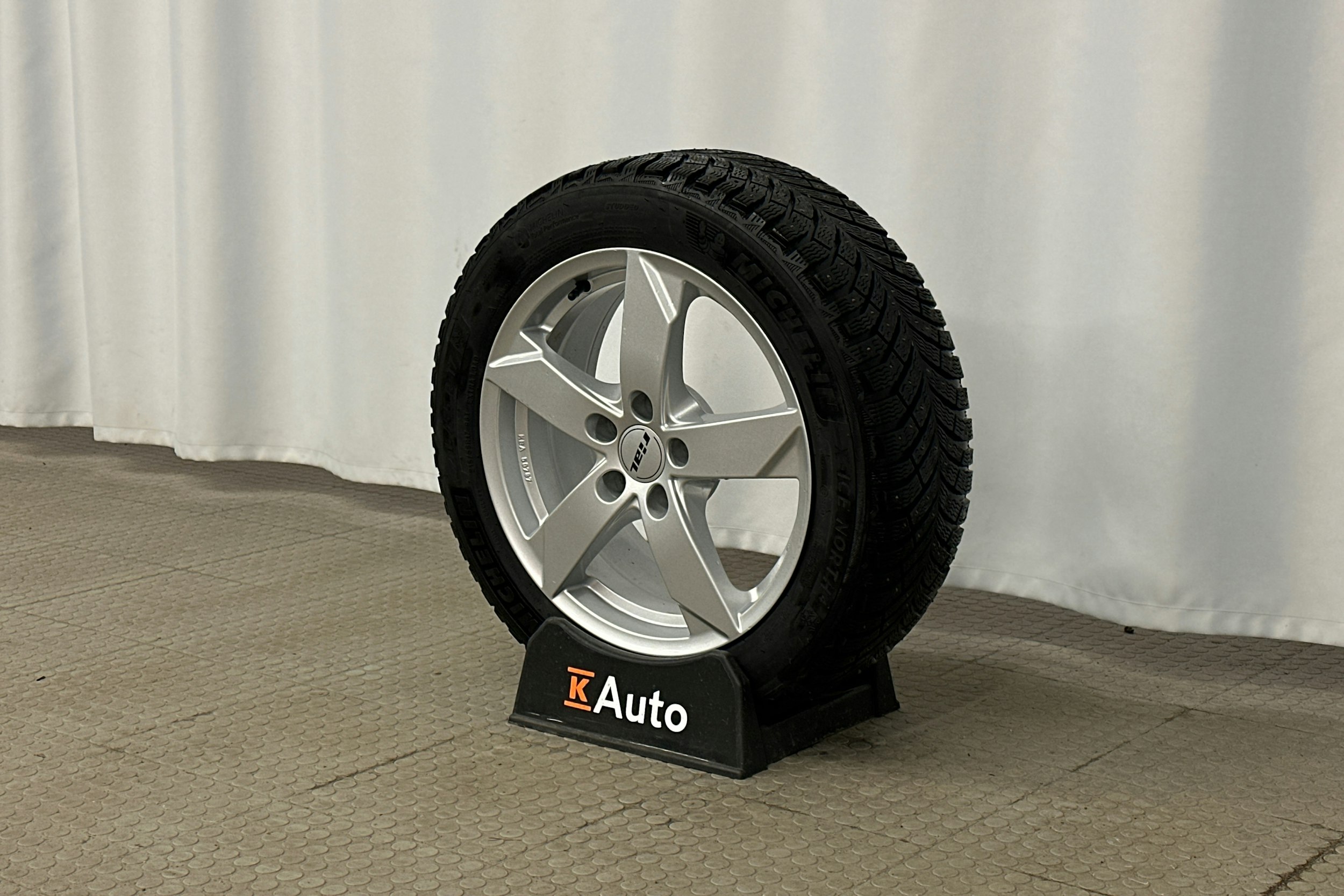 valkoinen Skoda Superb 2021 kuva 10.