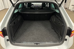 valkoinen Skoda Superb 2021 kuva 11.