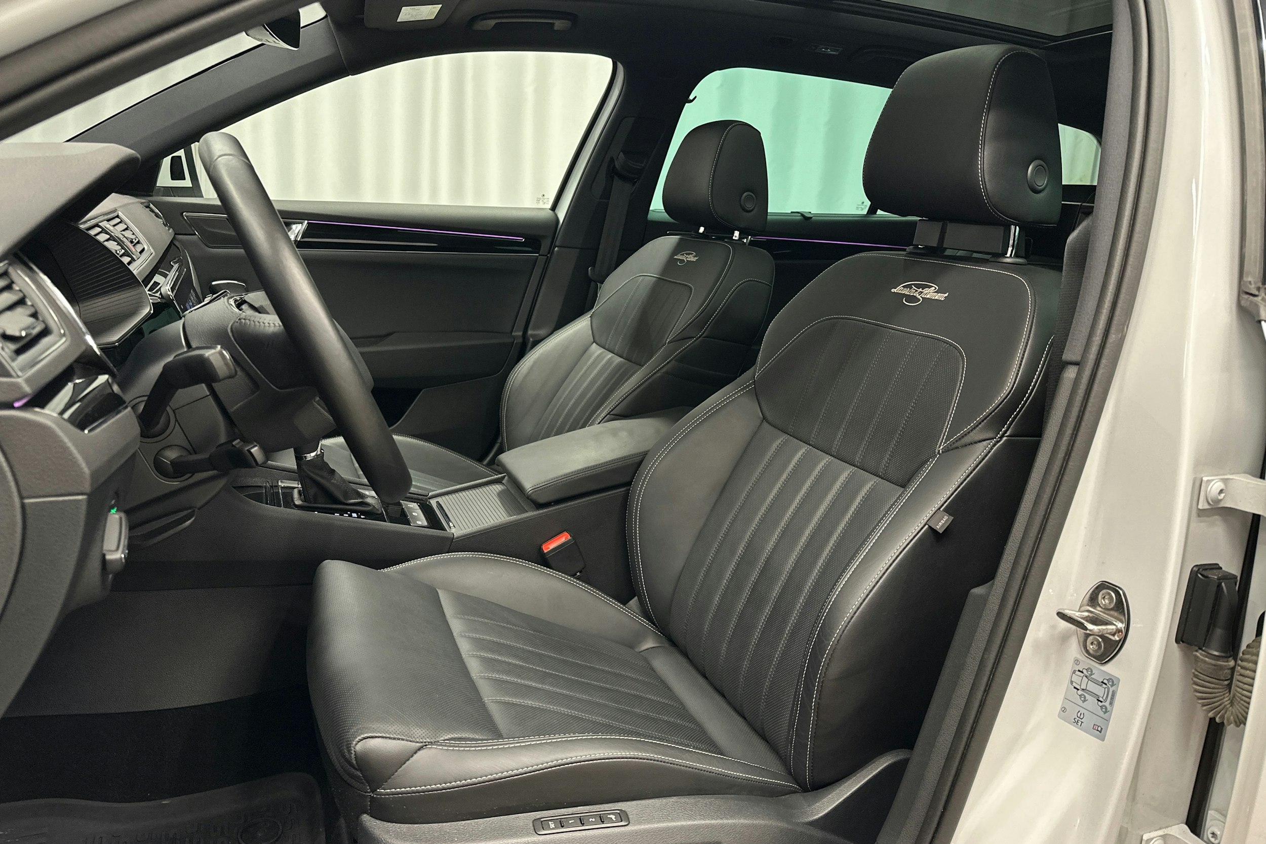 valkoinen Skoda Superb 2021 kuva 14.