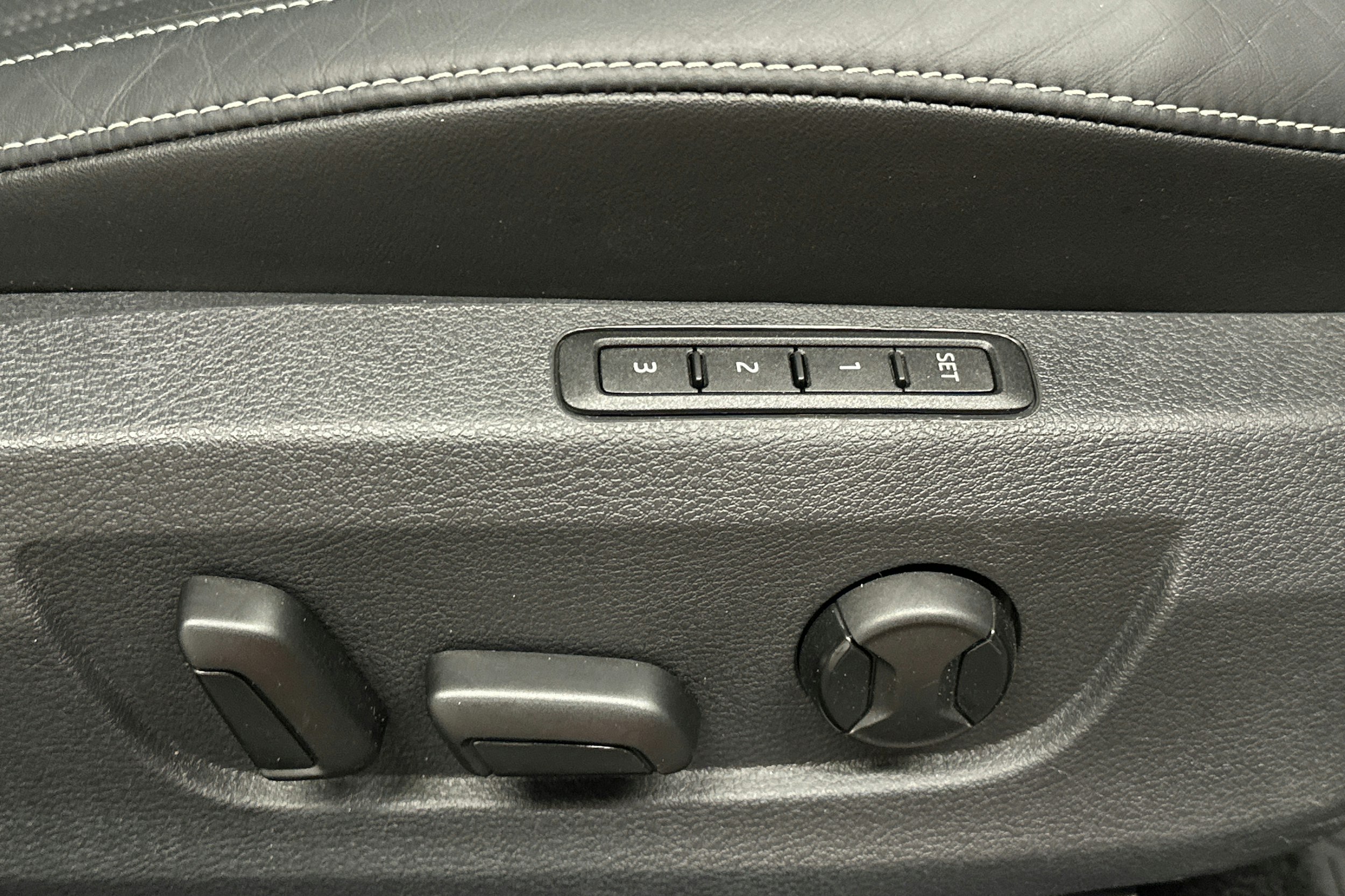 valkoinen Skoda Superb 2021 kuva 16.