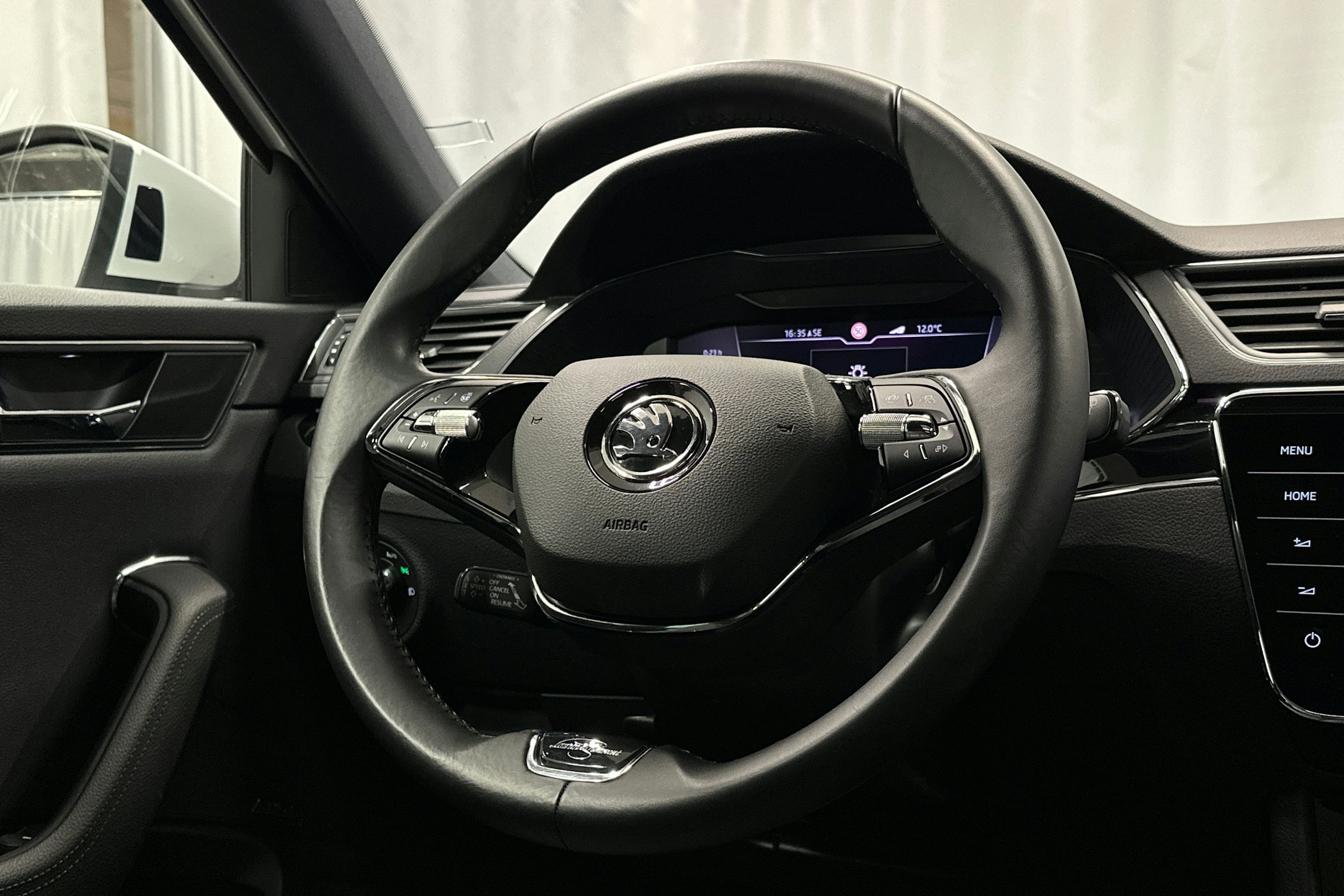 valkoinen Skoda Superb 2021 kuva 18.