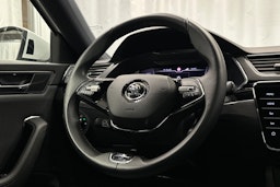 valkoinen Skoda Superb 2021 kuva 18.