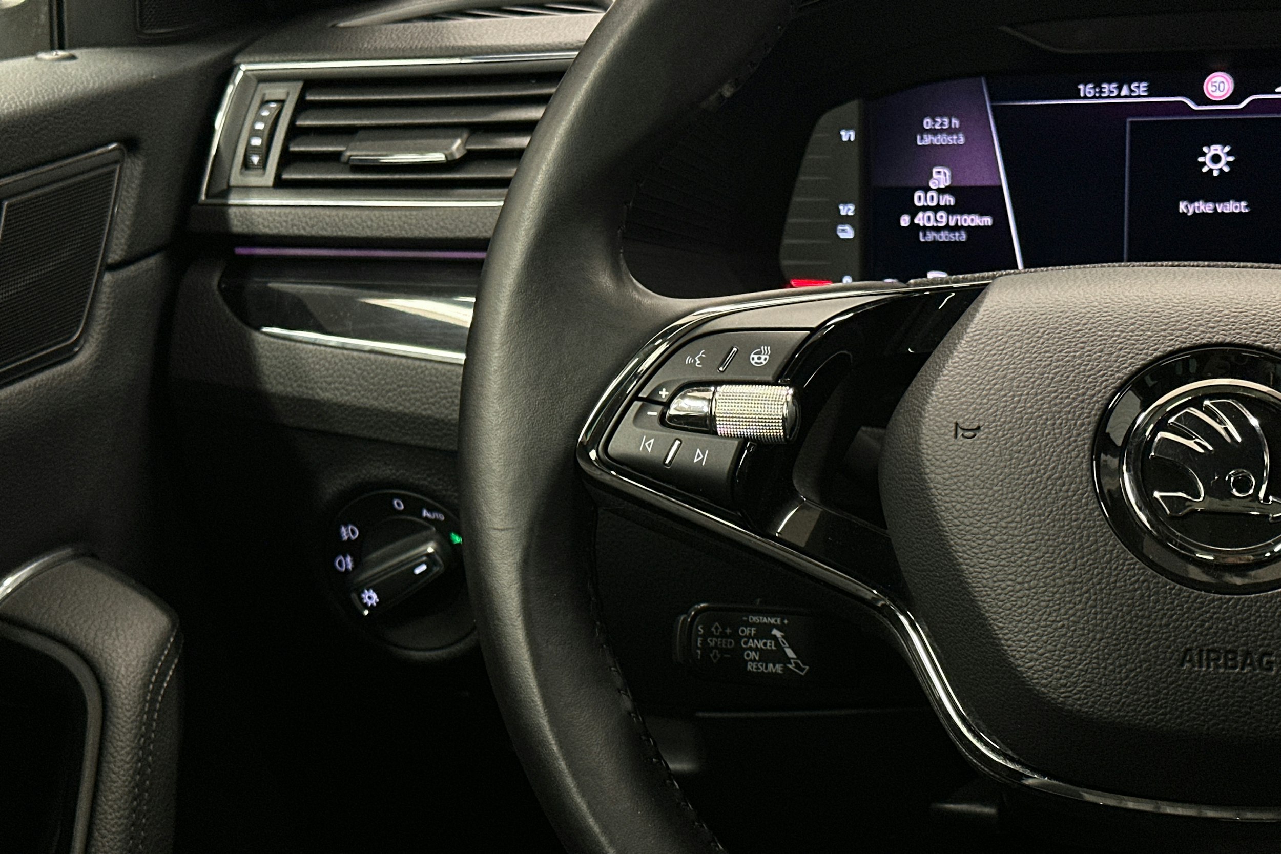 valkoinen Skoda Superb 2021 kuva 19.