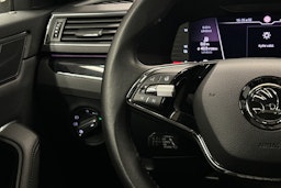 valkoinen Skoda Superb 2021 kuva 19.