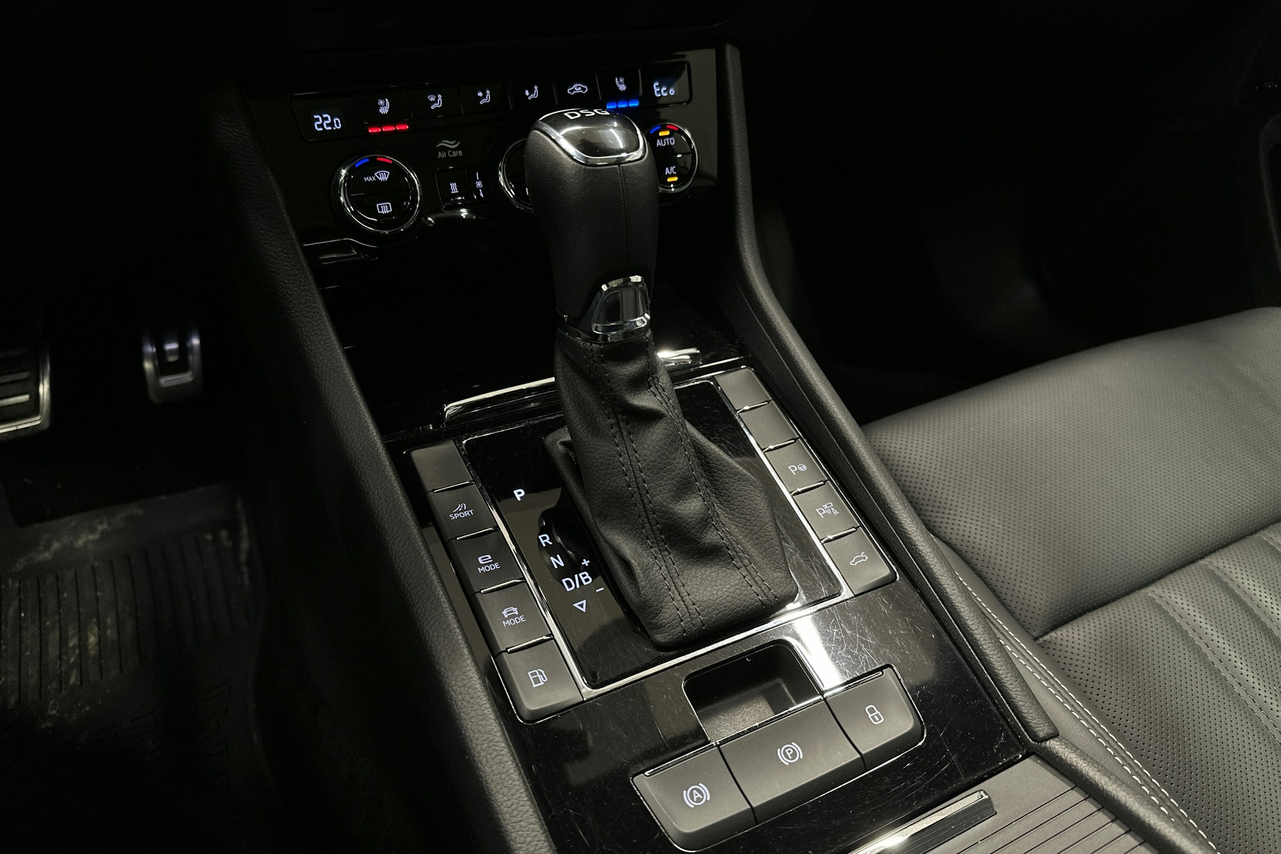 valkoinen Skoda Superb 2021 kuva 23.