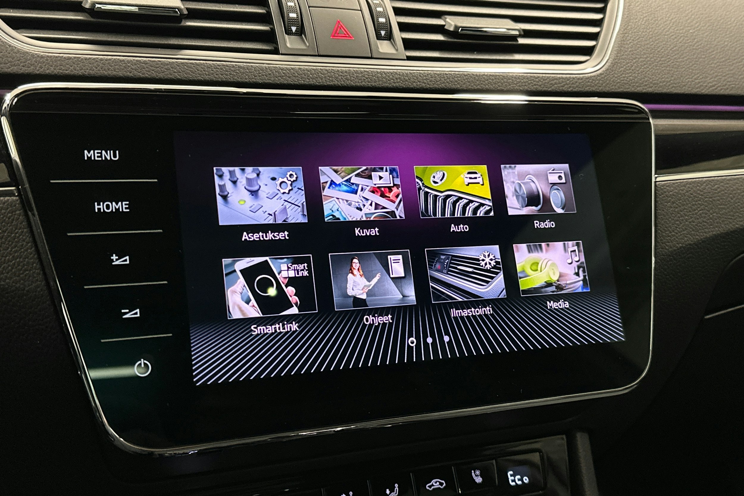 valkoinen Skoda Superb 2021 kuva 24.