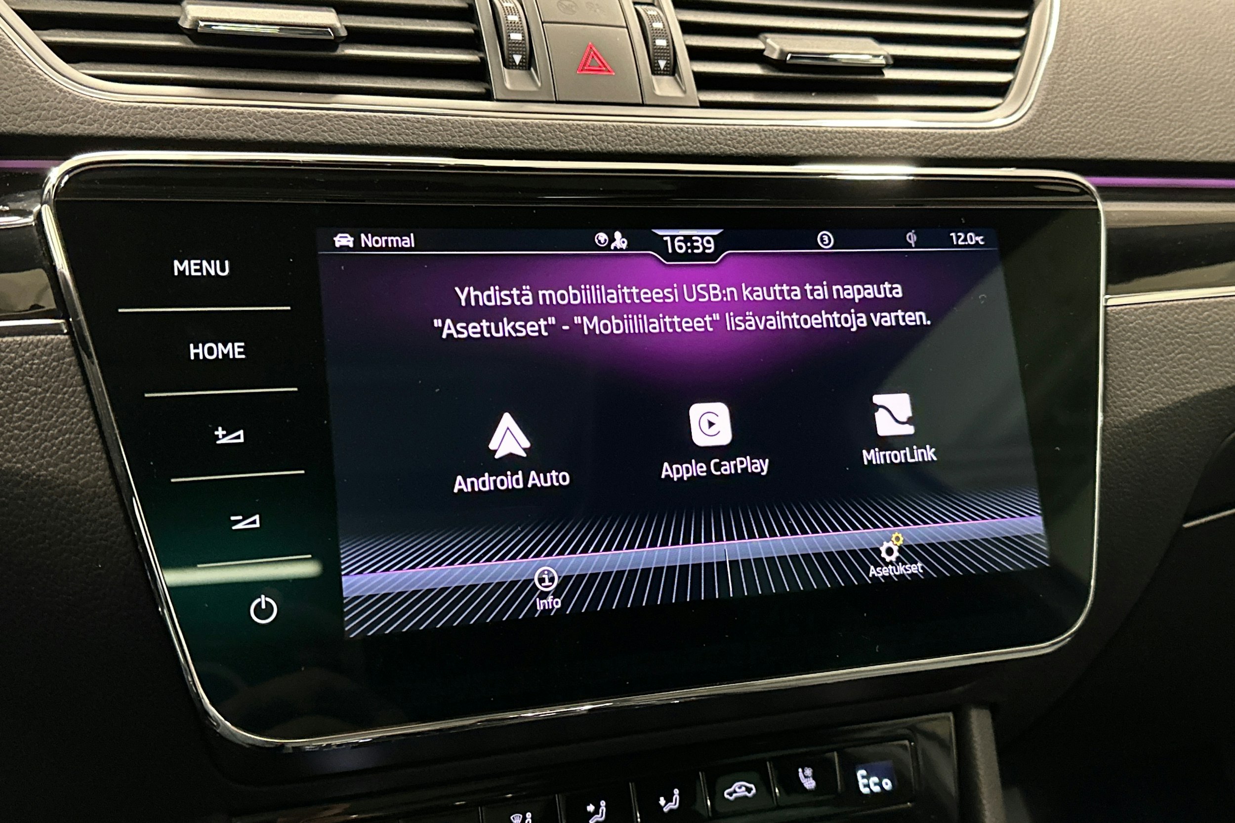 valkoinen Skoda Superb 2021 kuva 25.