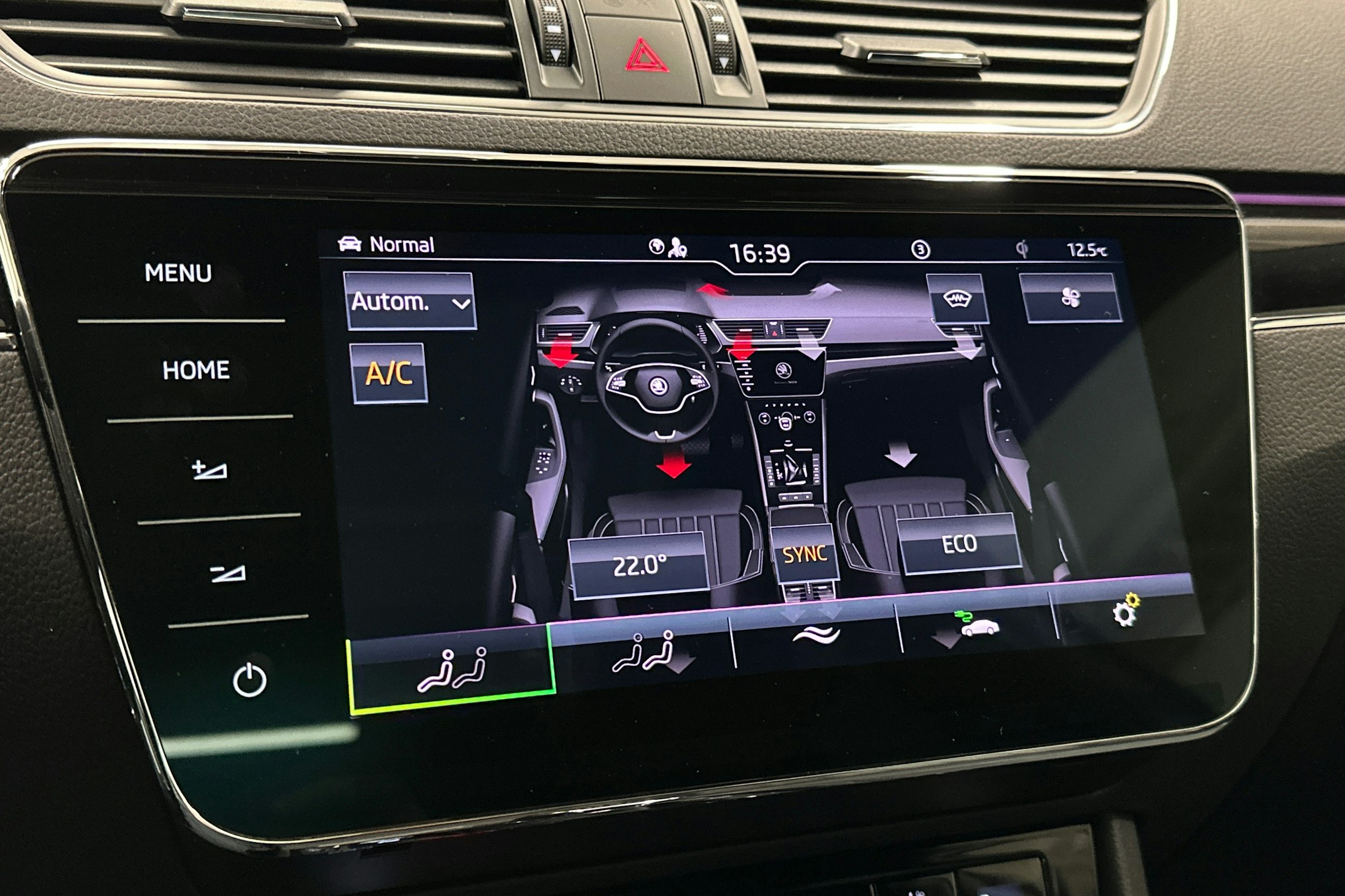 valkoinen Skoda Superb 2021 kuva 26.